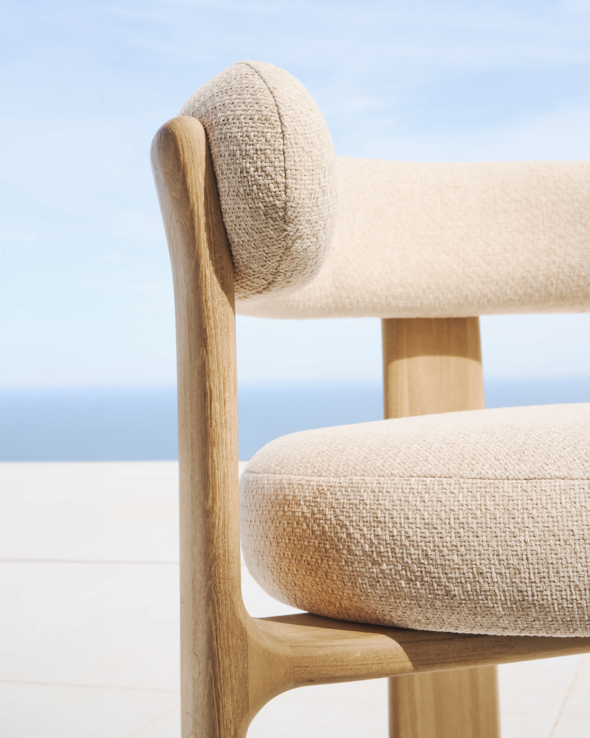 Granite 3-leg beige outdoor chair with FSC 100% solid teak wood legs in a natural finish