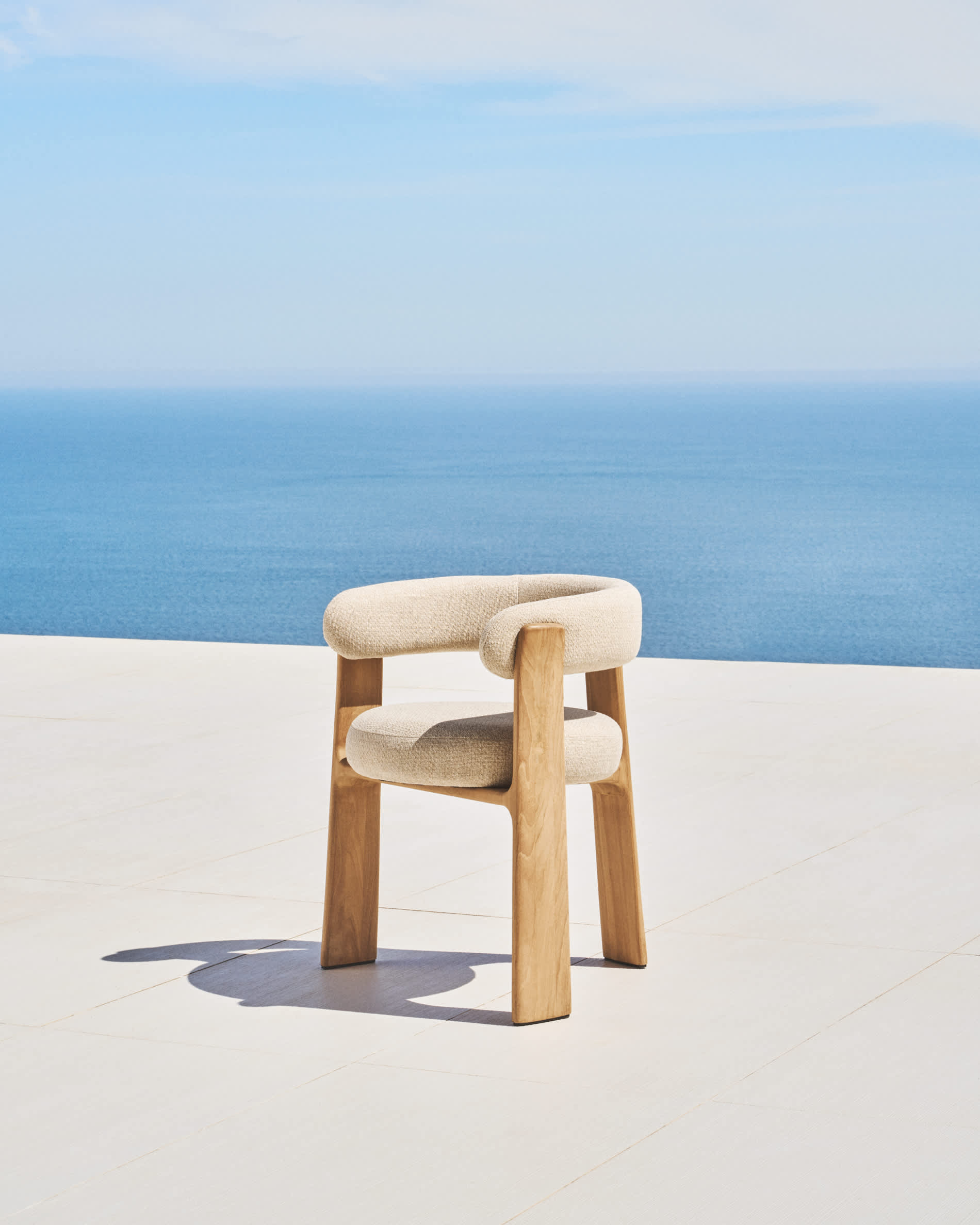 Granite 3-leg beige outdoor chair with FSC 100% solid teak wood legs in a natural finish