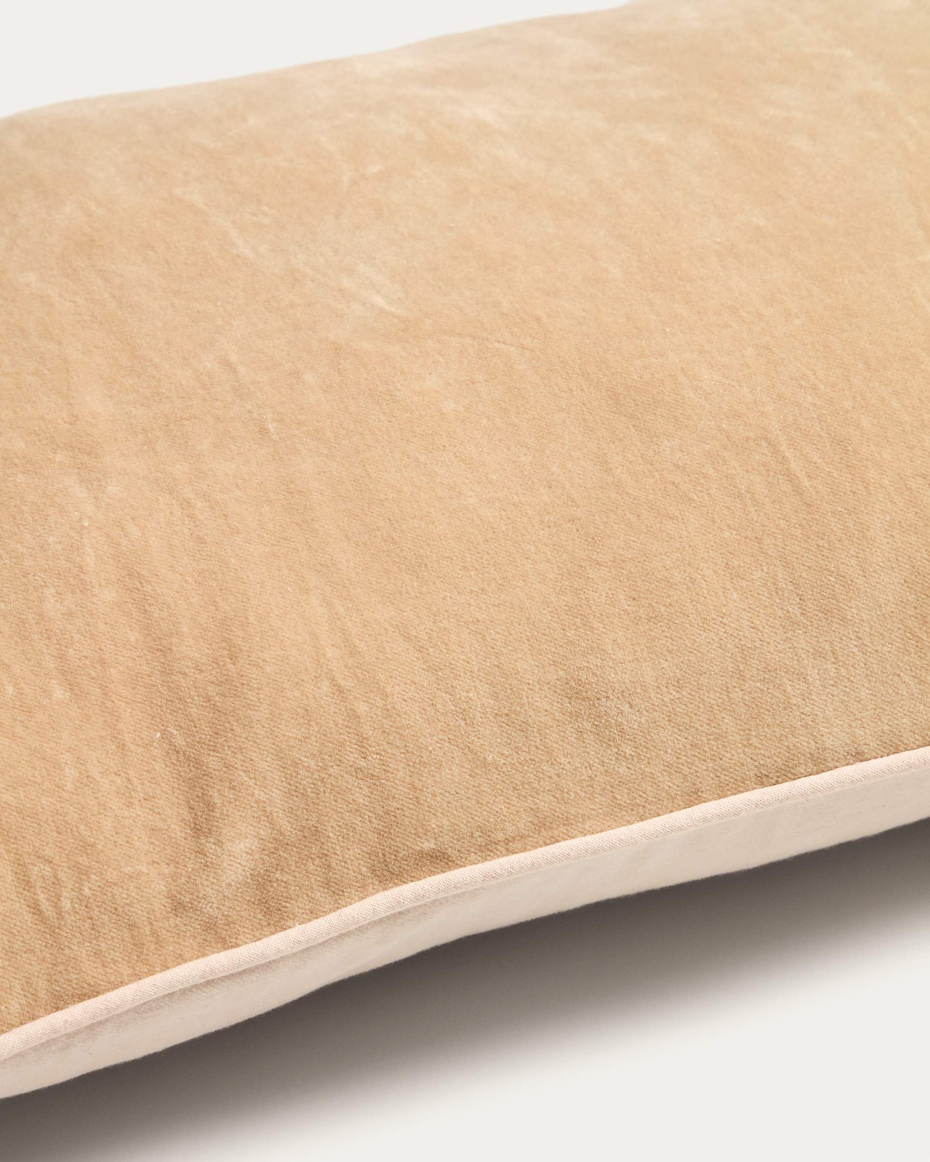 Ovelin beige and ecru velvet cushion cover 30 x 50 cm