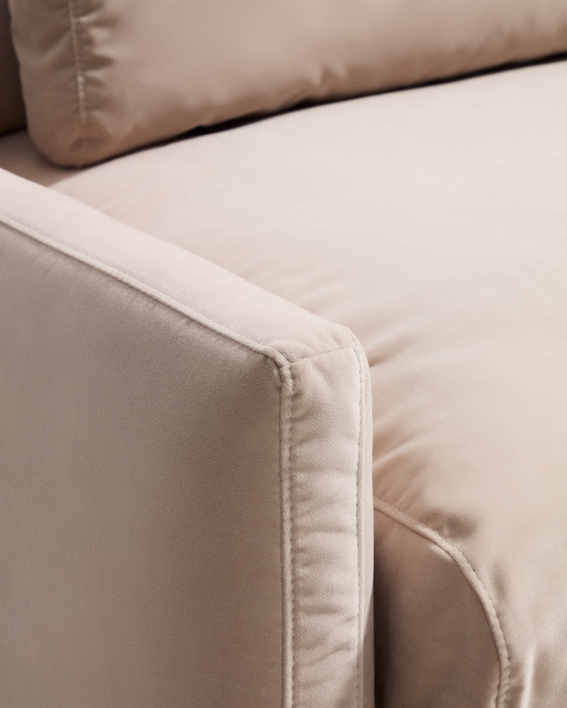 Veliro fire-retardant 2-seater sofa in pearl velvet with steel legs with black finish 210cm FSC Mix Credit