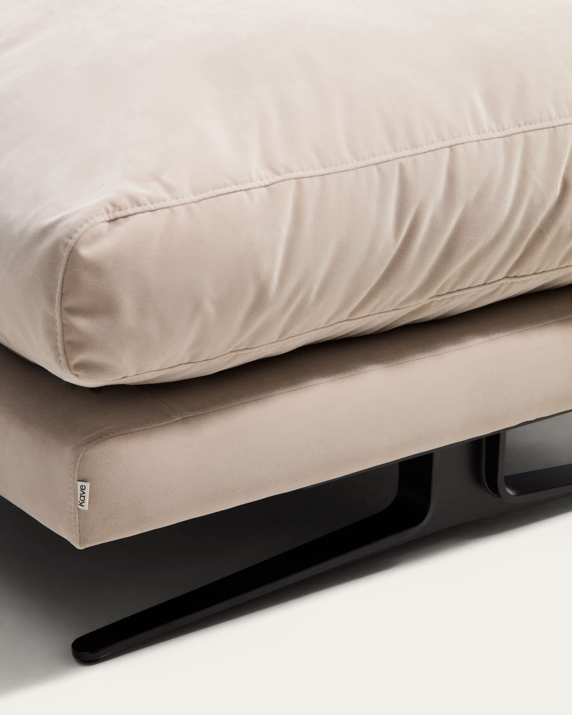 Veliro fire-retardant footrest in pearl velvet with steel legs with black finish 85 x 90cm FSC Mix Credit