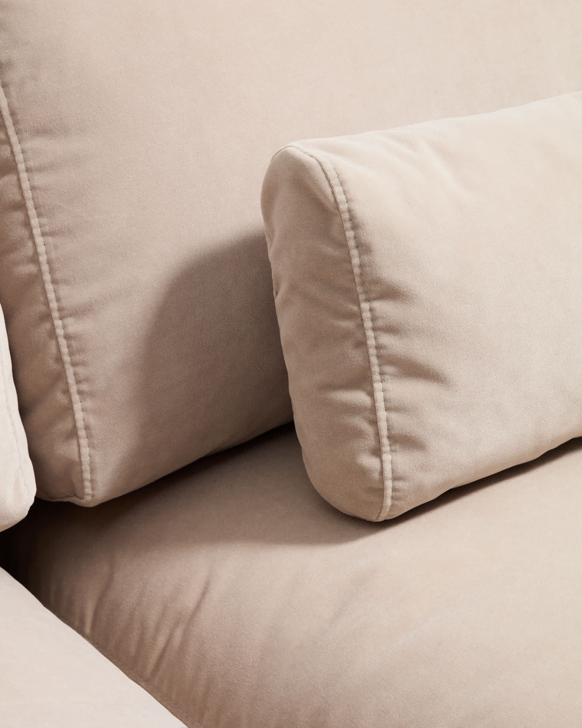 Veliro fire-retardant 2-seater sofa in pearl velvet with steel legs with black finish 210cm FSC Mix Credit