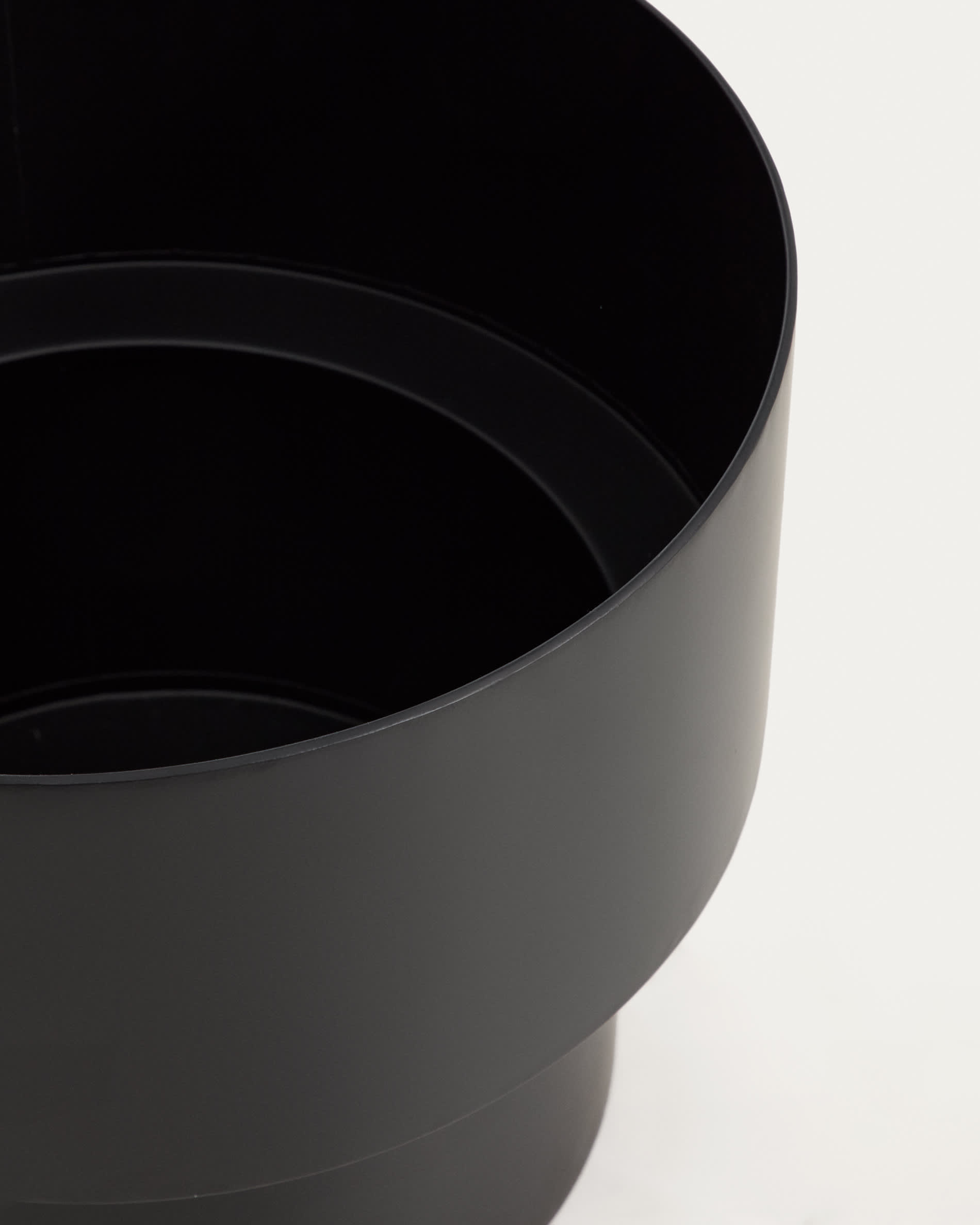 Mash round metal planter in black Ø41
