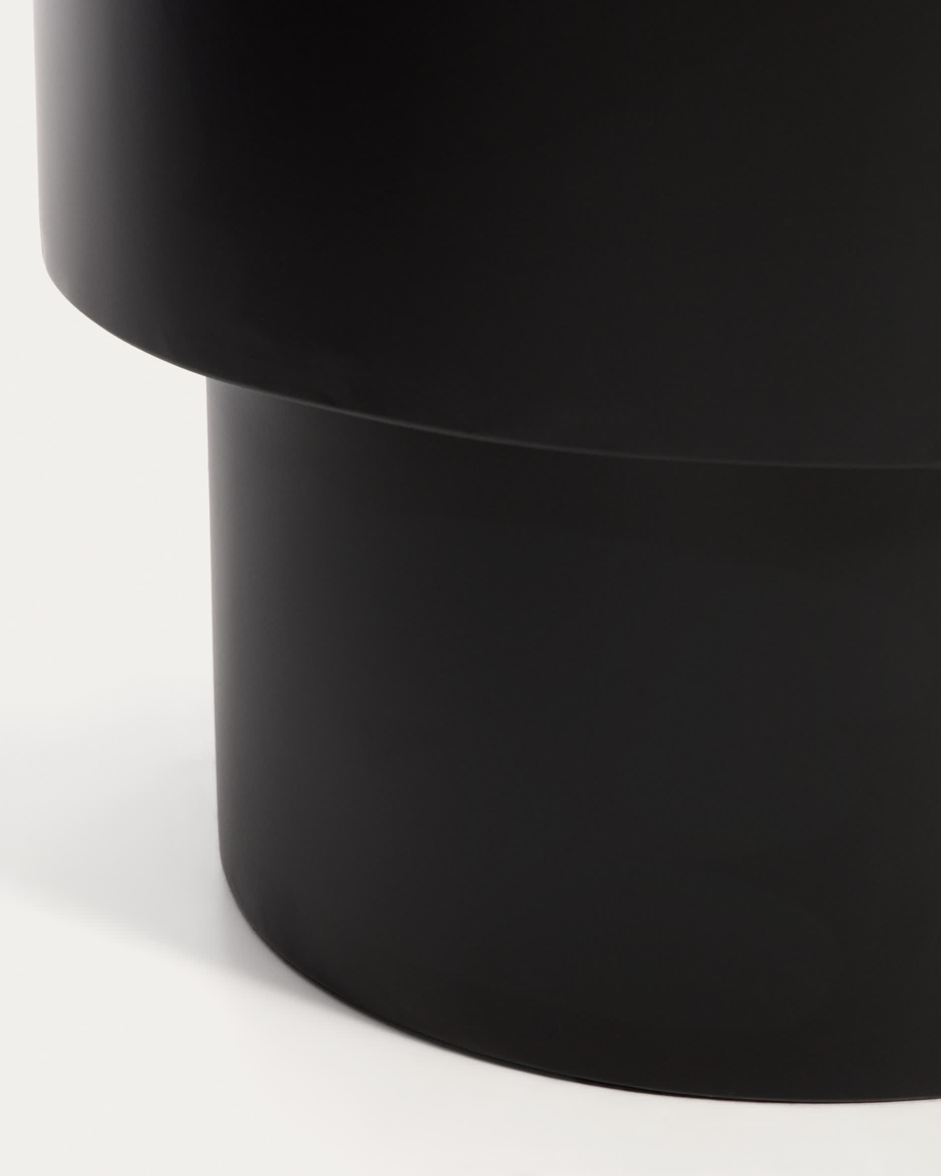 Mash round metal planter in black Ø41