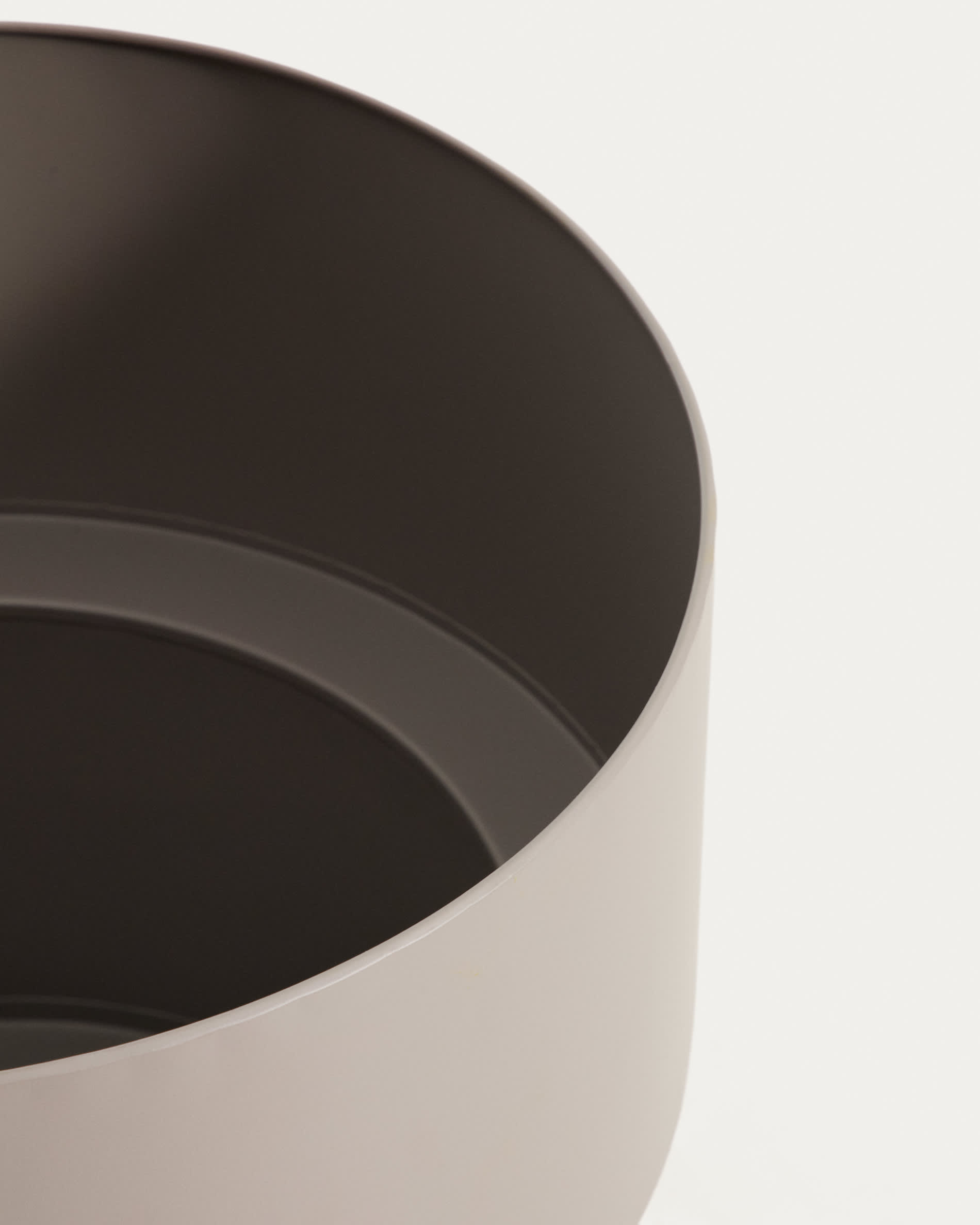 Mash round metal planter in taupe Ø41