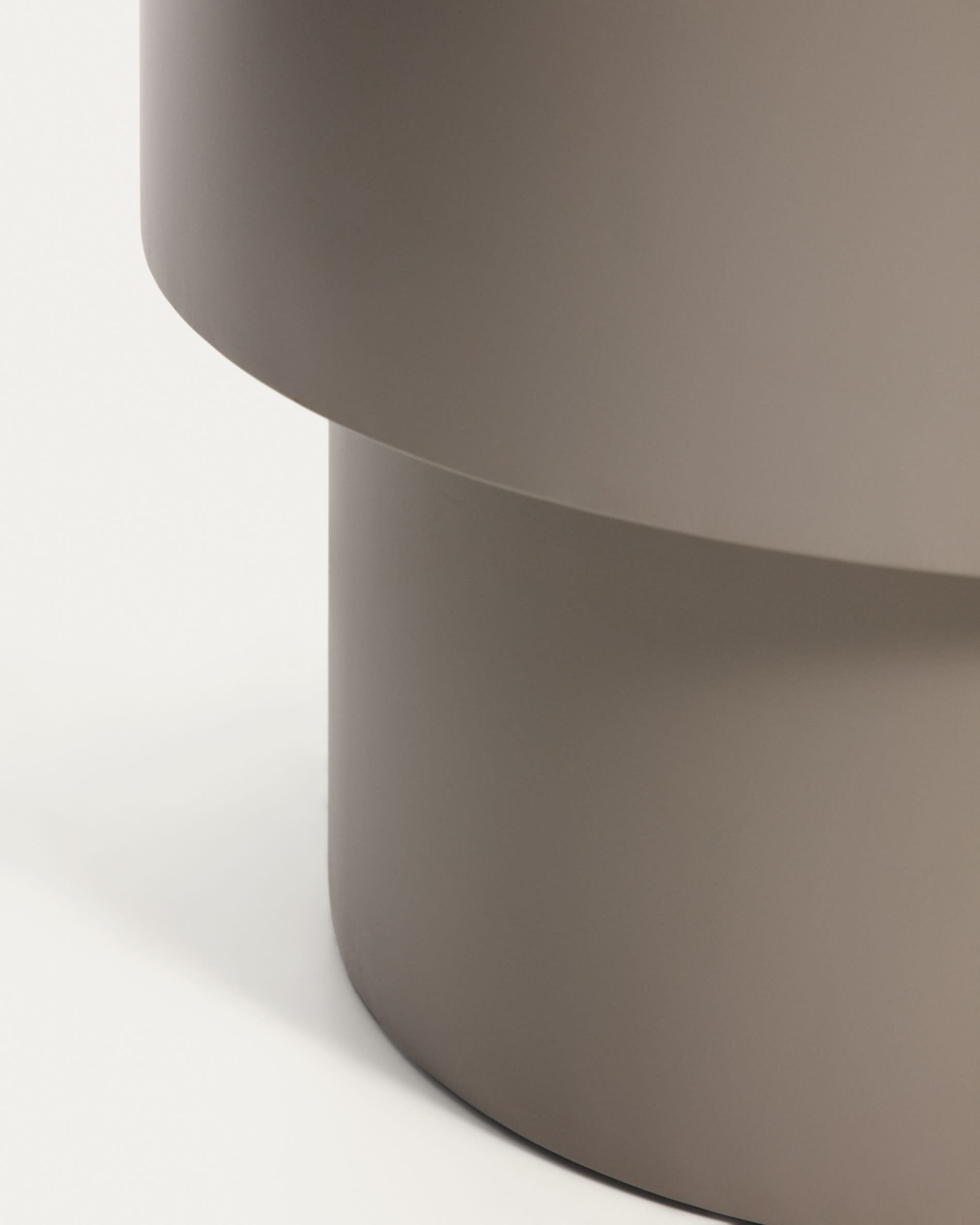 Mash round metal planter in taupe Ø41