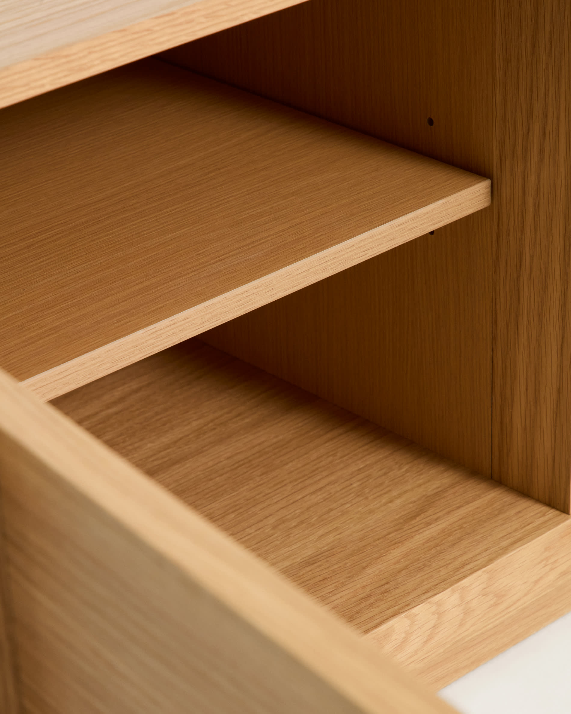 Onix TV stand with an oak veneer in a natural tone finish, 150 x 47 cm FSC Mix Credit