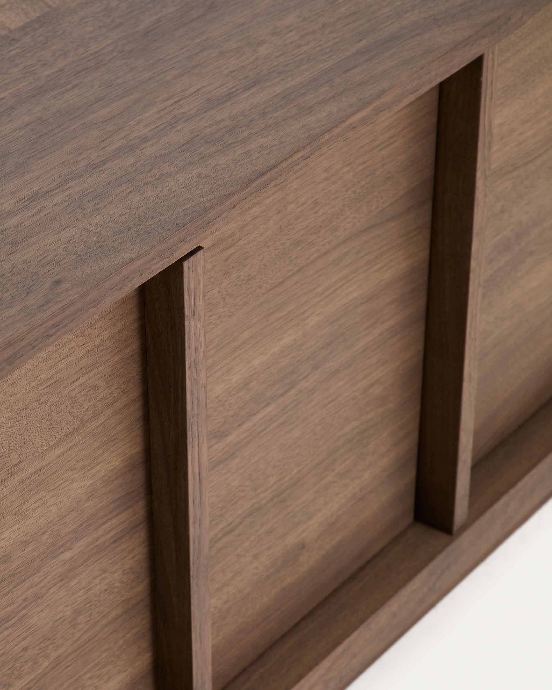 Onix TV stand with a walnut veneer in a dark finish, 150 x 47 cm FSC Mix Credit