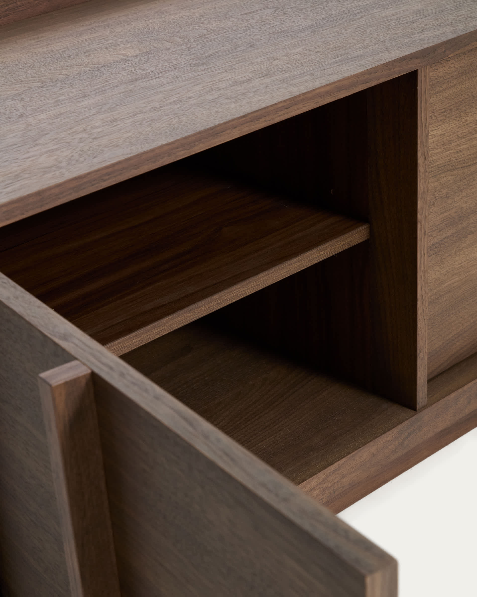 Onix TV stand with a walnut veneer in a dark finish, 150 x 47 cm FSC Mix Credit
