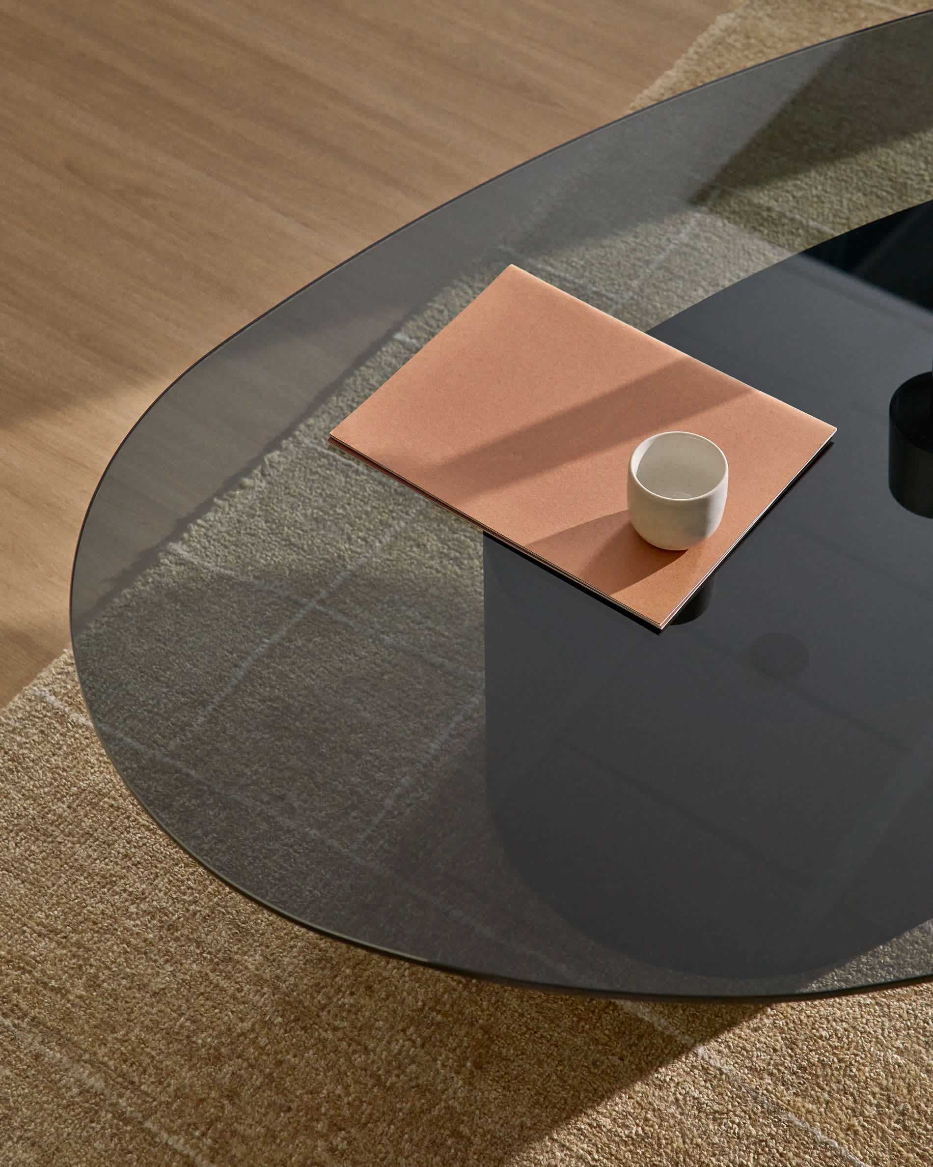 Olir coffee table in tempered glass and black steel 140 x 80 cm