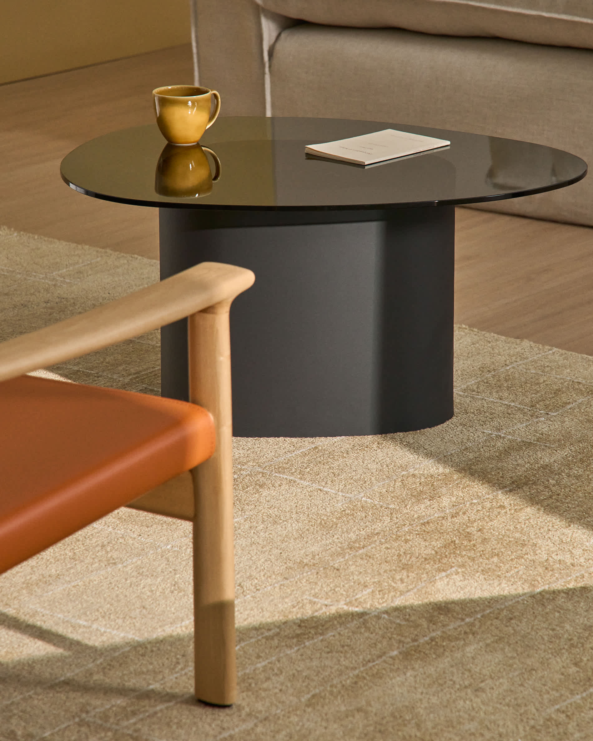 Olir coffee table in tempered glass and black steel 82 x 74 cm