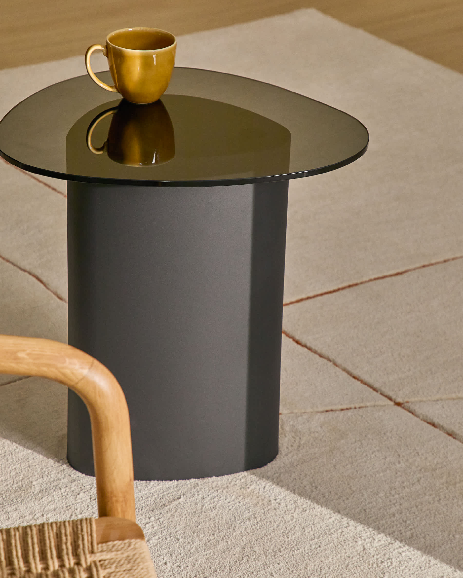 Olir side table in tempered glass and black steel 48 x 46,8 cm