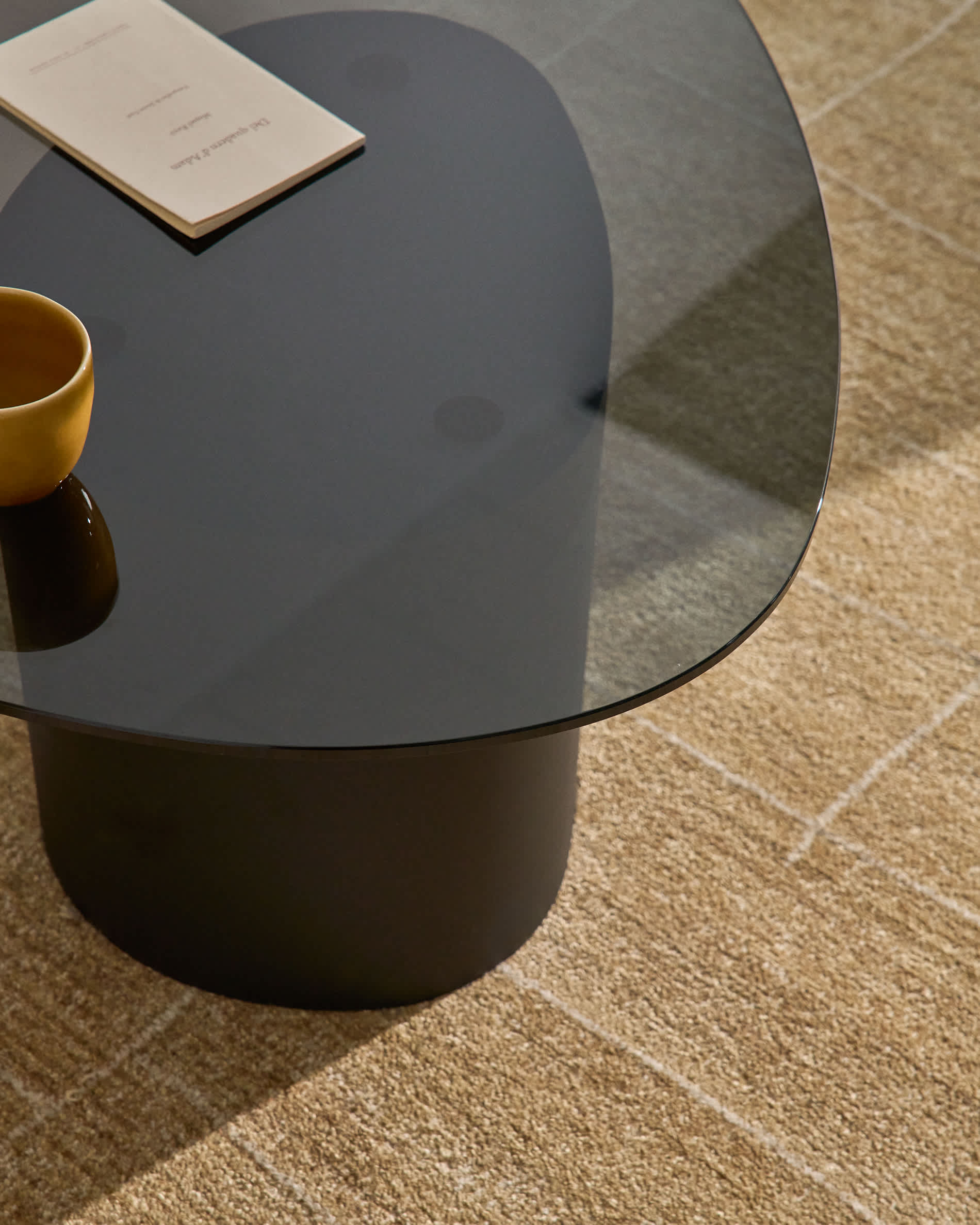Olir coffee table in tempered glass and black steel 82 x 74 cm