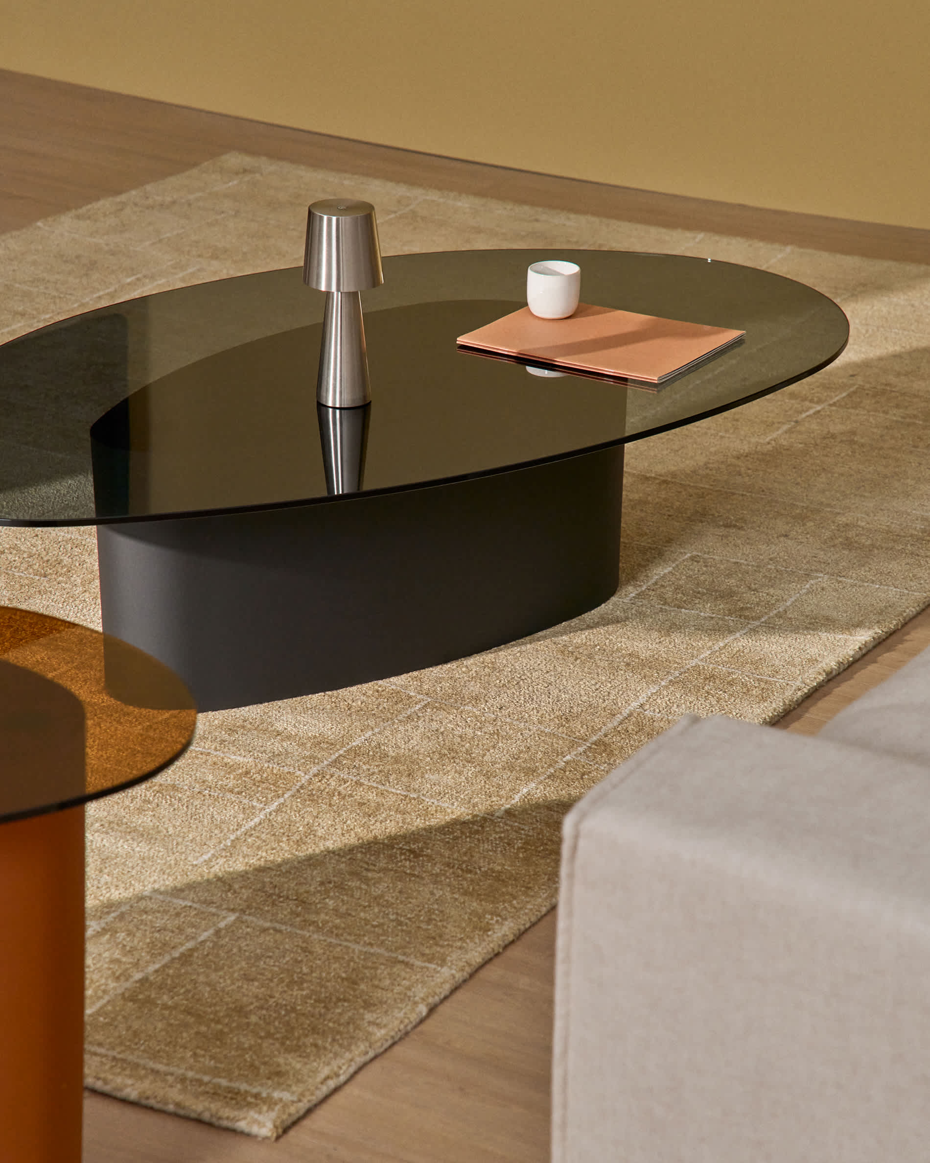 Olir coffee table in tempered glass and black steel 140 x 80 cm
