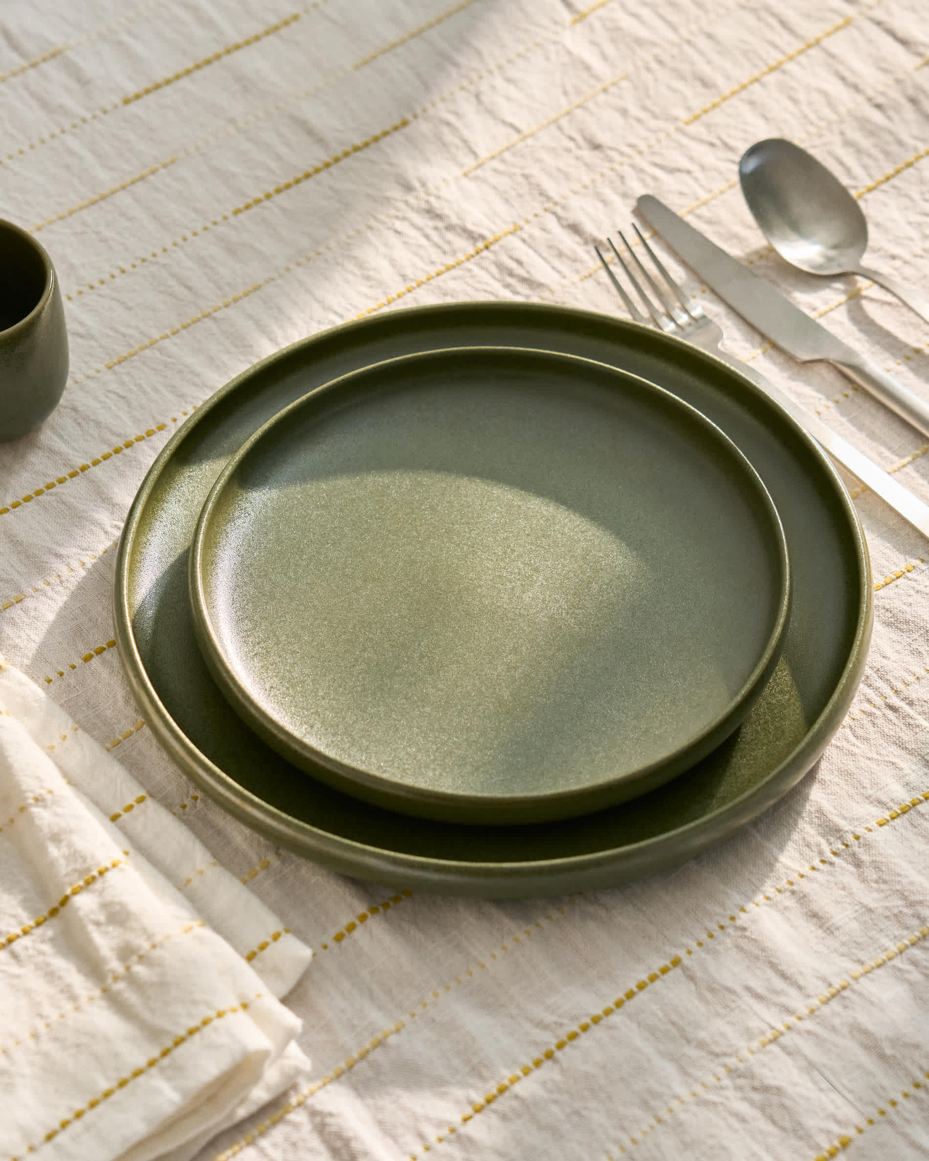 Uilo green ceramic plate