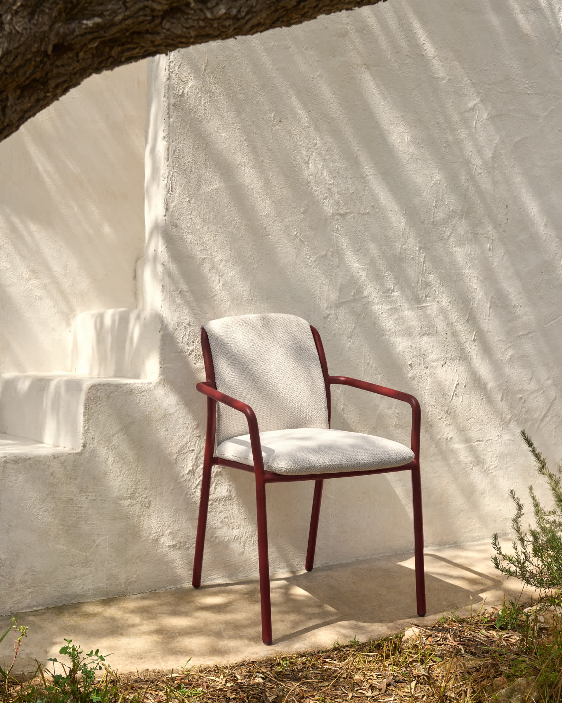 Izola extendable outdoor table in aluminium with taupe finish 220 (280) x 100 cm