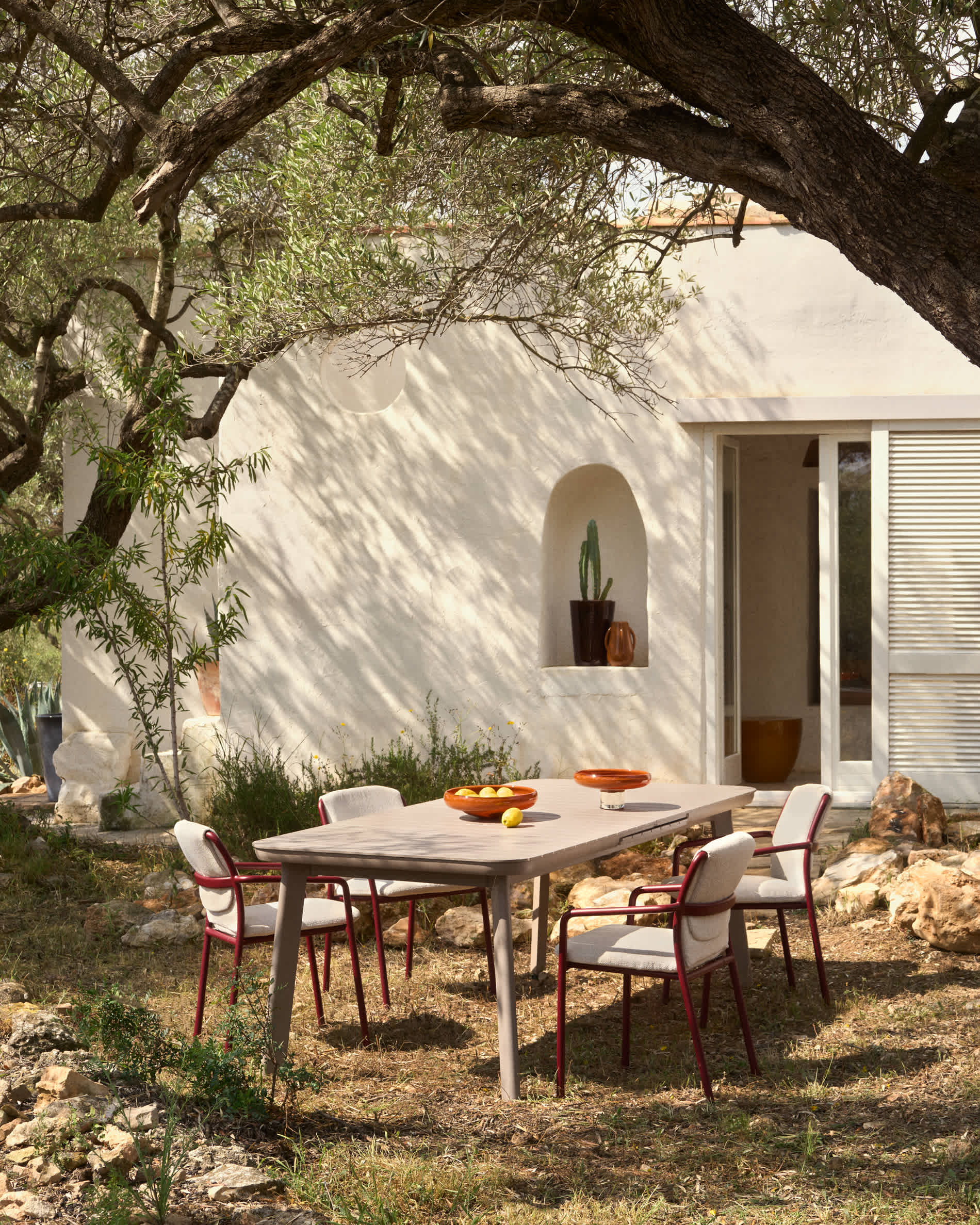 Izola extendable outdoor table in aluminium with taupe finish 220 (280) x 100 cm