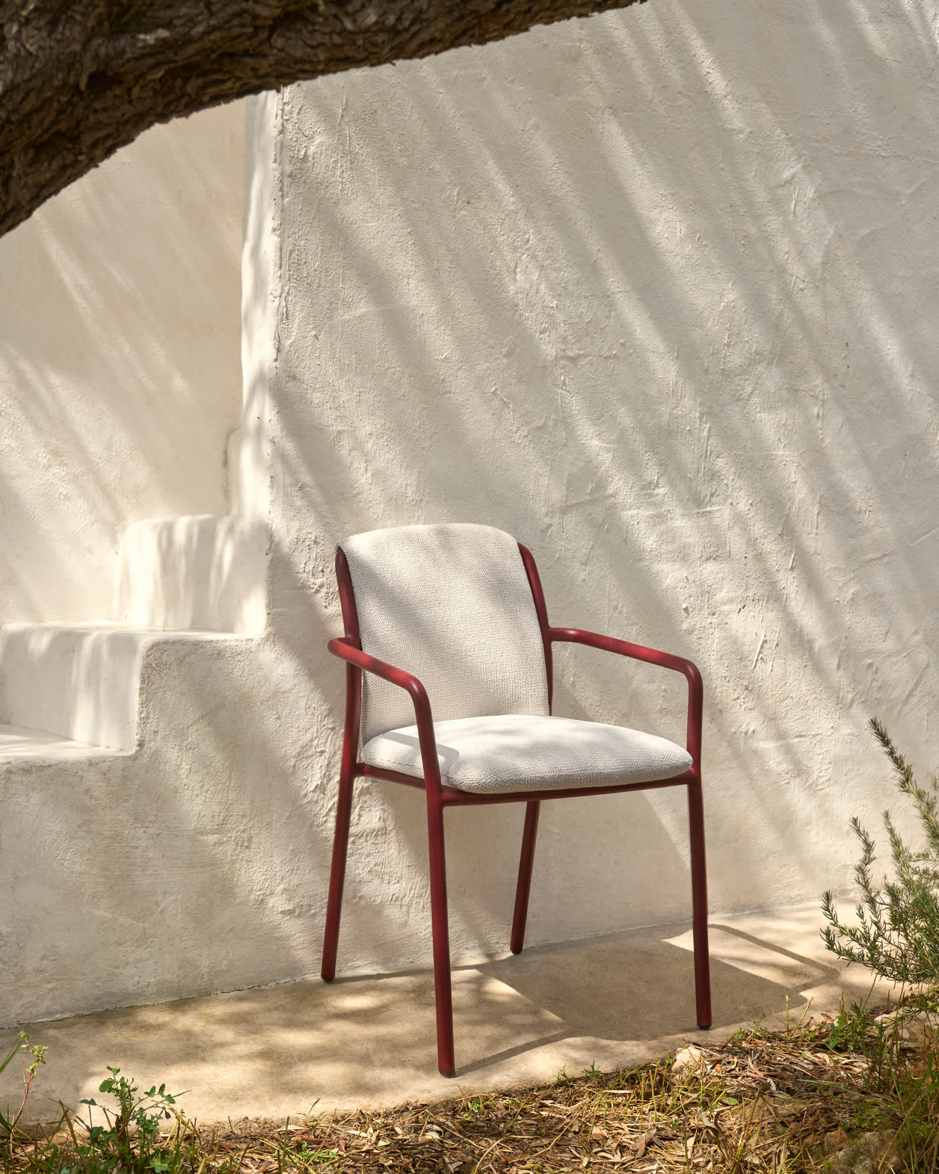 Linosa stackable outdoor chair in burgundy aluminium with beige cushion