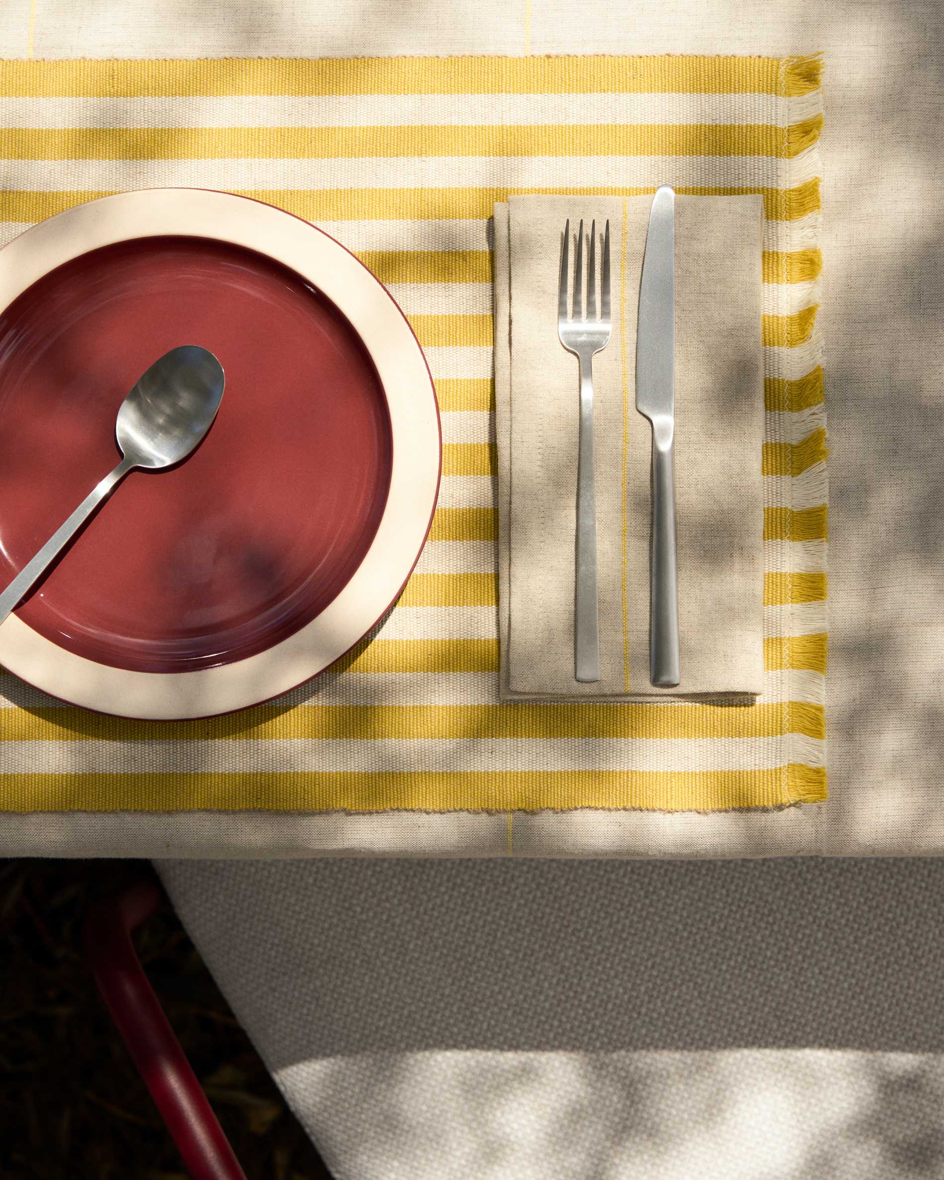 Doren burgundy ceramic plate