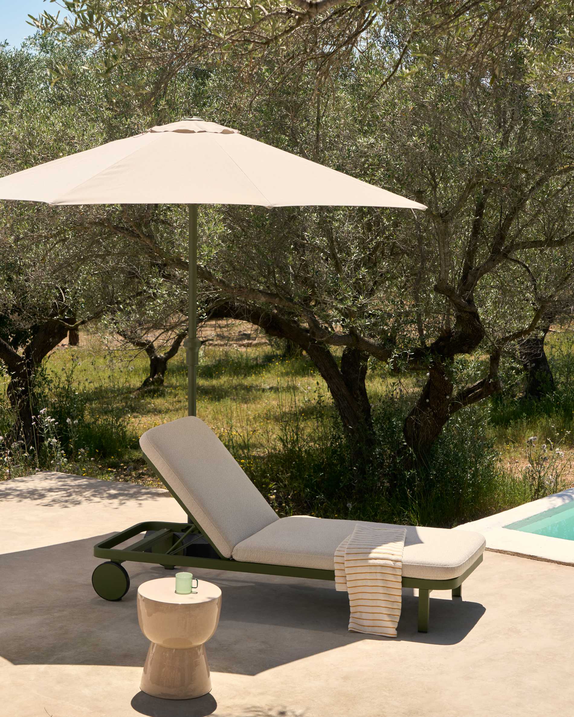 Kionia green aluminium sun lounger.