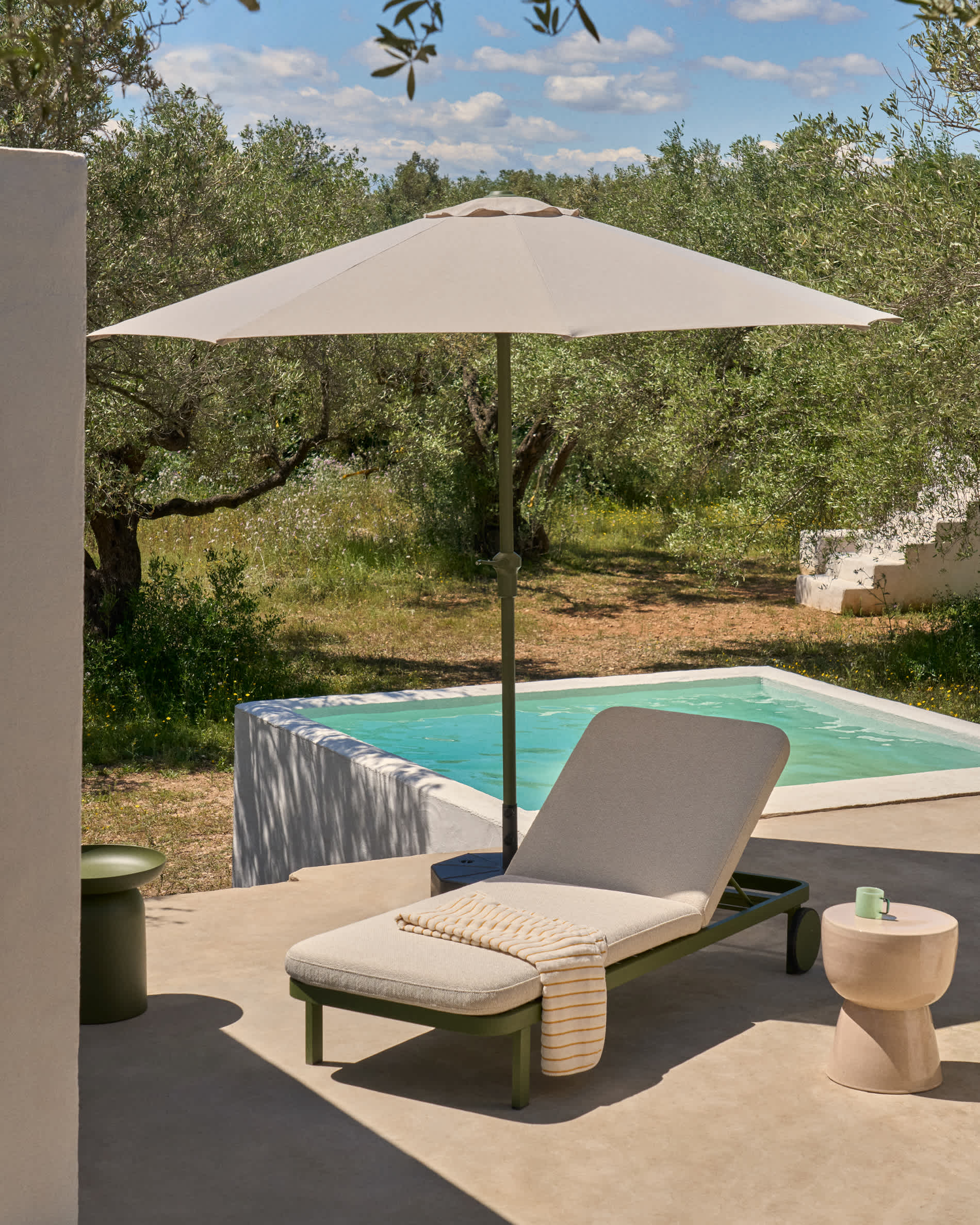 Kionia green aluminium sun lounger.