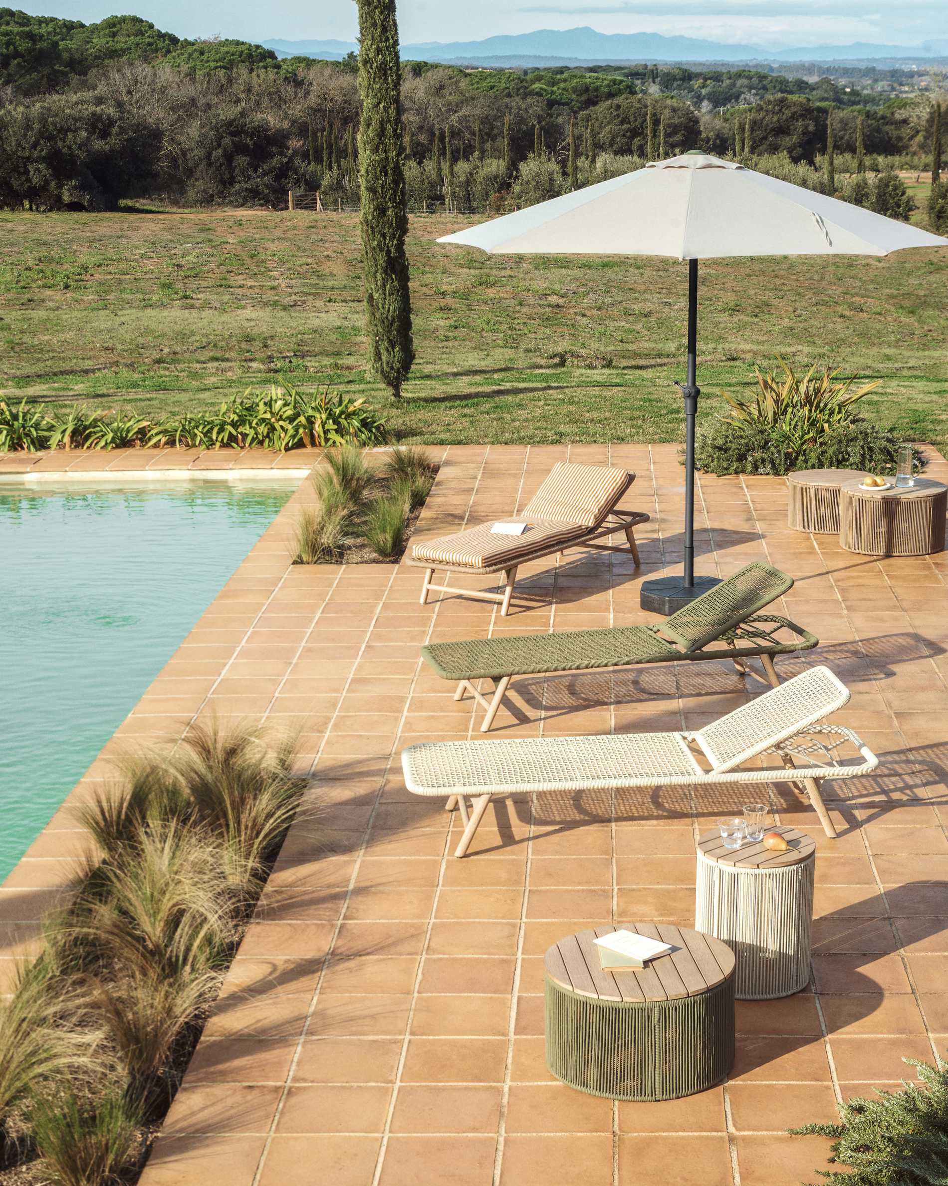 Dandara sun lounger in steel, ecru rope and legs in solid FSC 100% acacia wood