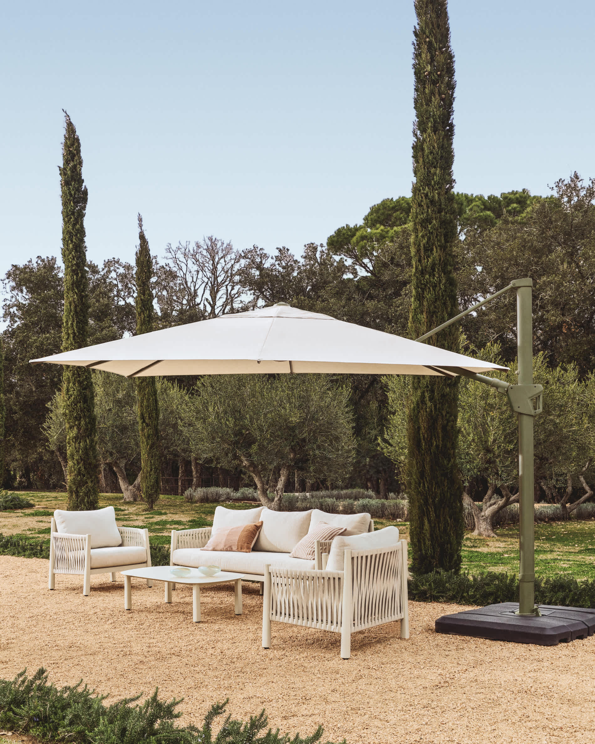 Noli beige cantilever parasol with green aluminium structure 300 x 300cm