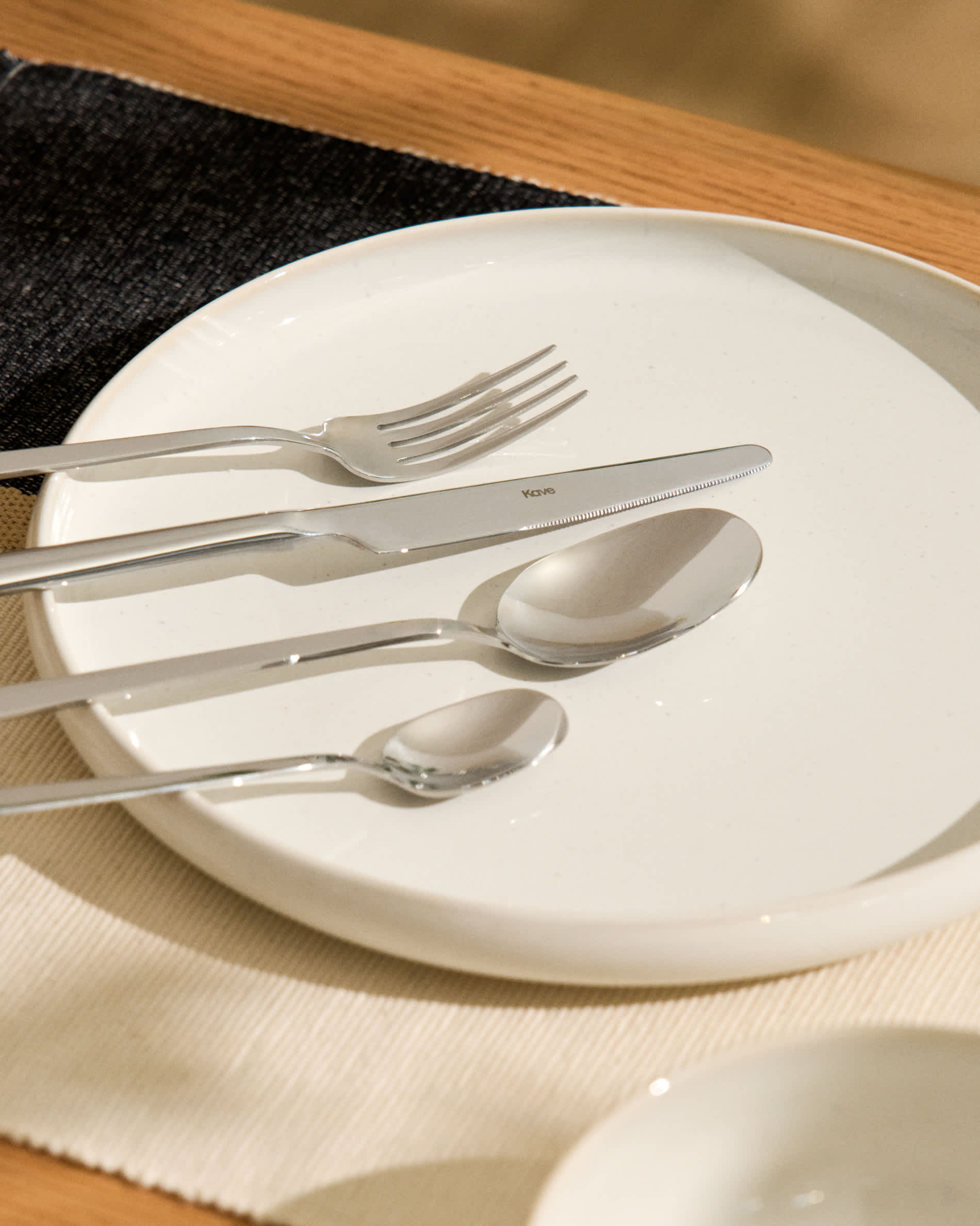Dilora 16-piece stainless steel cutlery set with a glossy finish