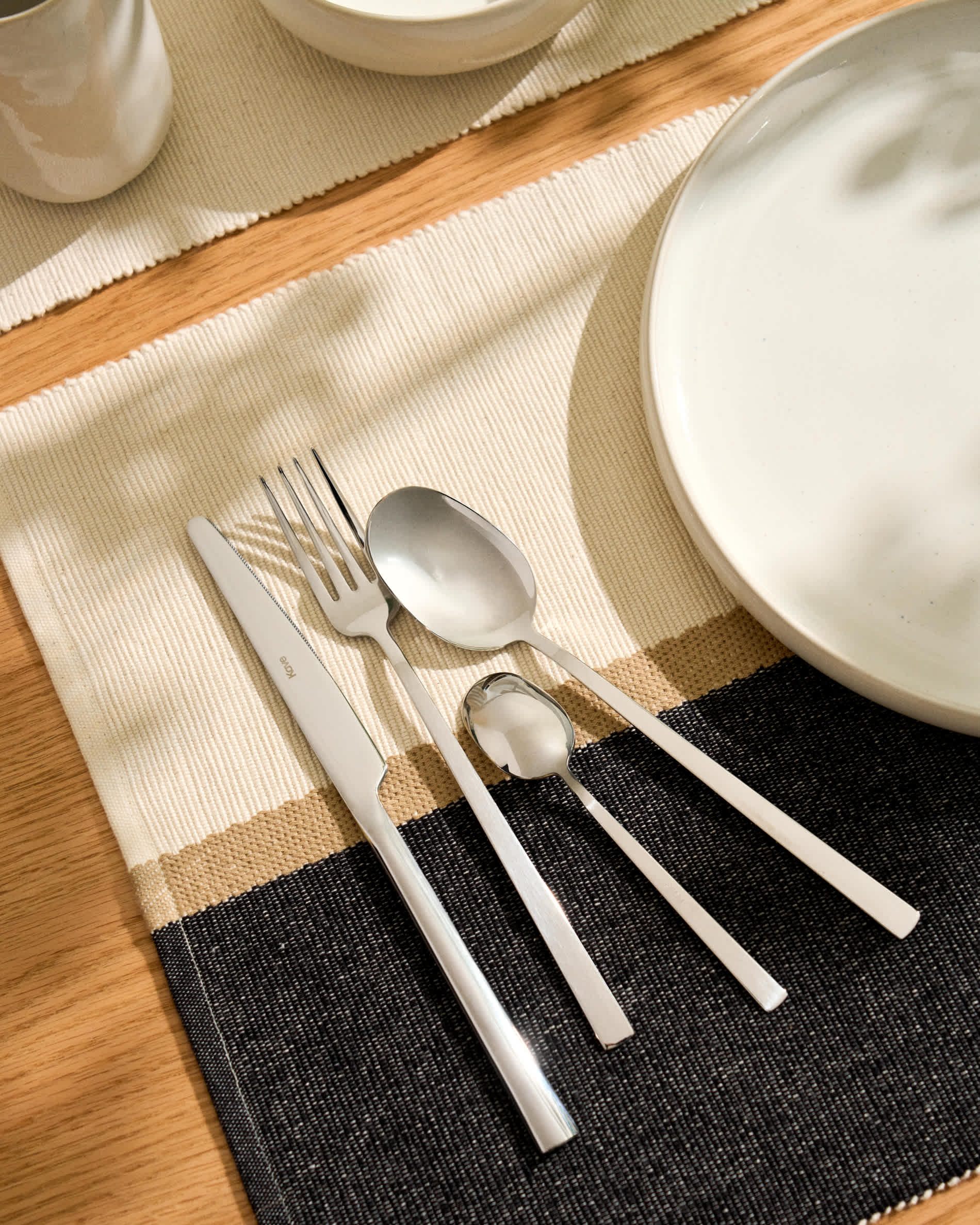 Dilora 16-piece stainless steel cutlery set with a glossy finish