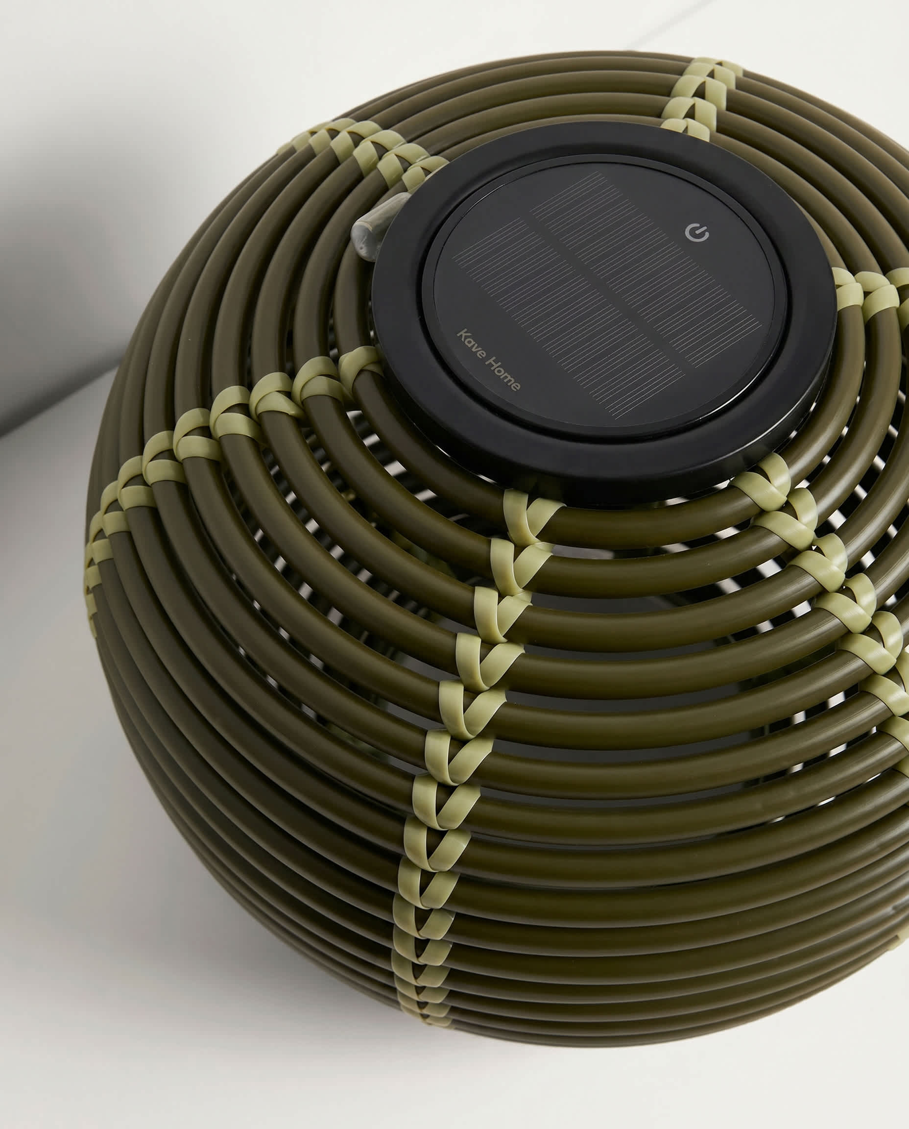 Garoina outdoor solar LED table lamp in green synthetic rattan Ø25cm