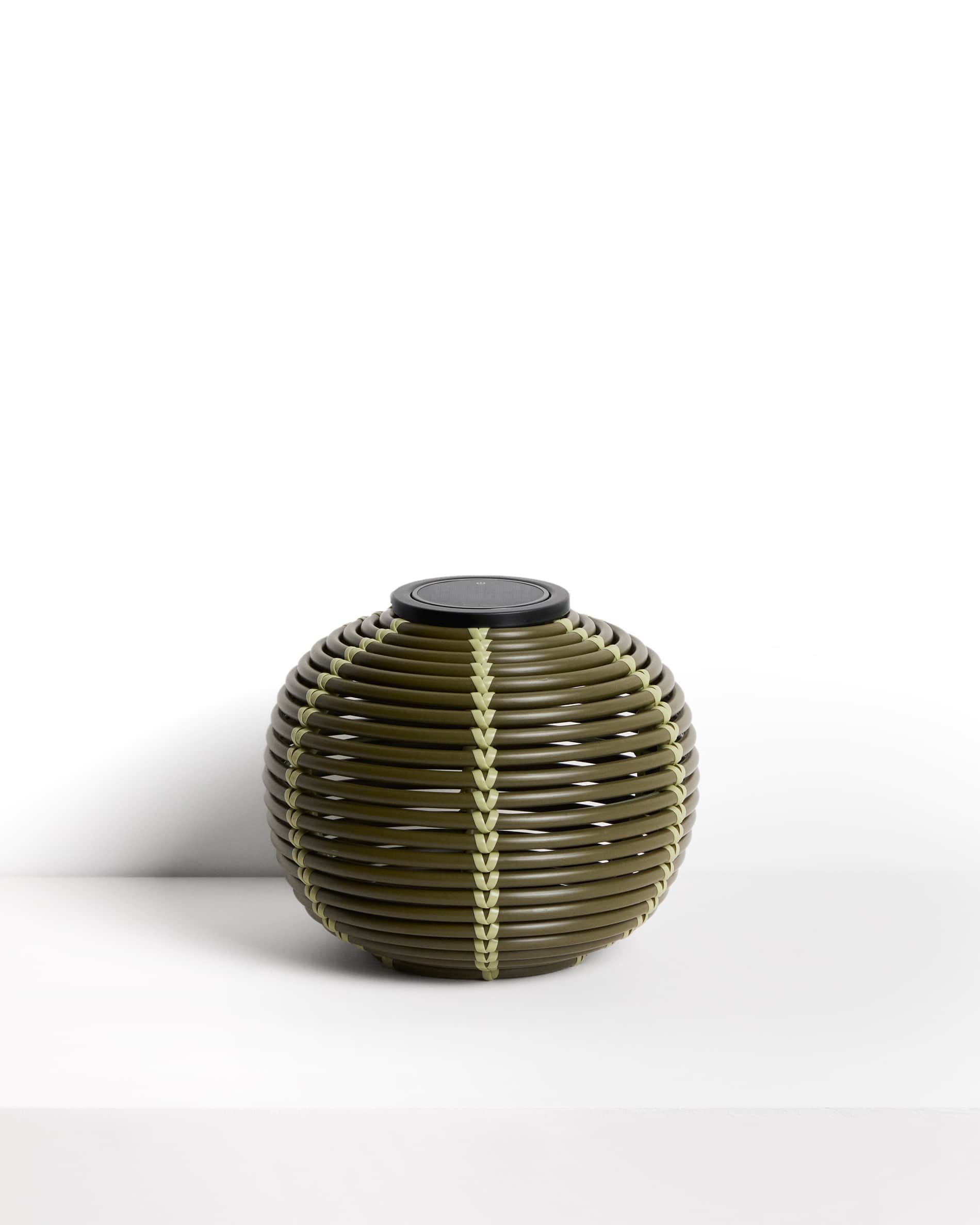 Garoina outdoor solar LED table lamp in green synthetic rattan Ø25cm