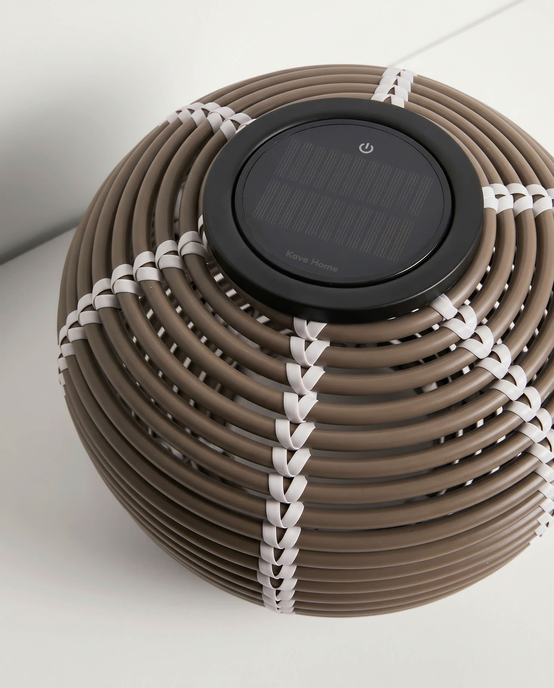 Garoina outdoor solar LED table lamp in taupe synthetic rattan Ø25cm