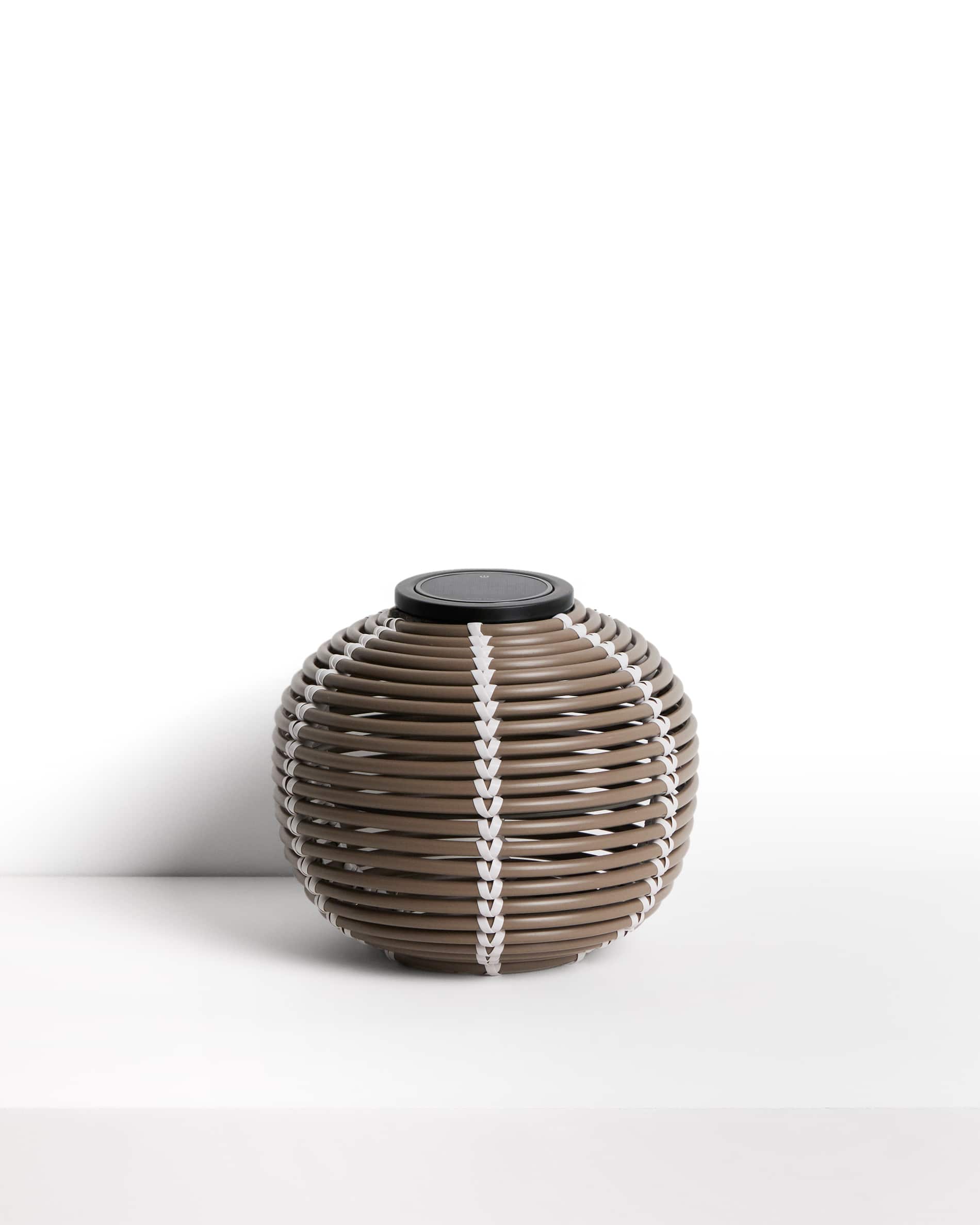 Garoina outdoor solar LED table lamp in taupe synthetic rattan Ø25cm