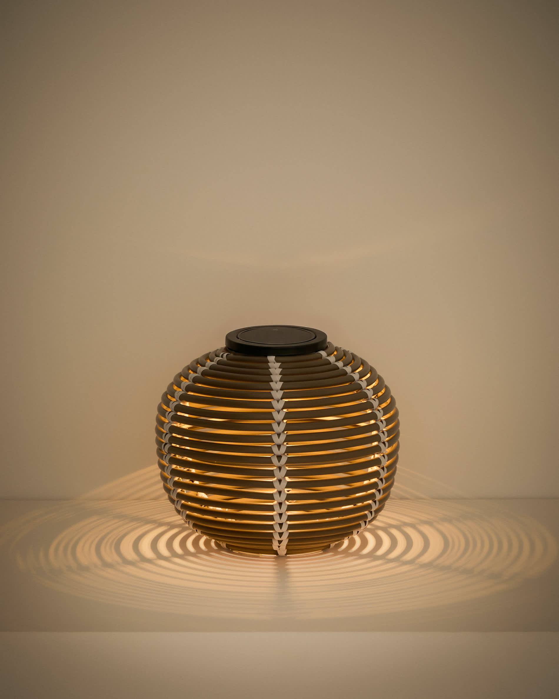 Garoina outdoor solar LED table lamp in taupe synthetic rattan Ø25cm