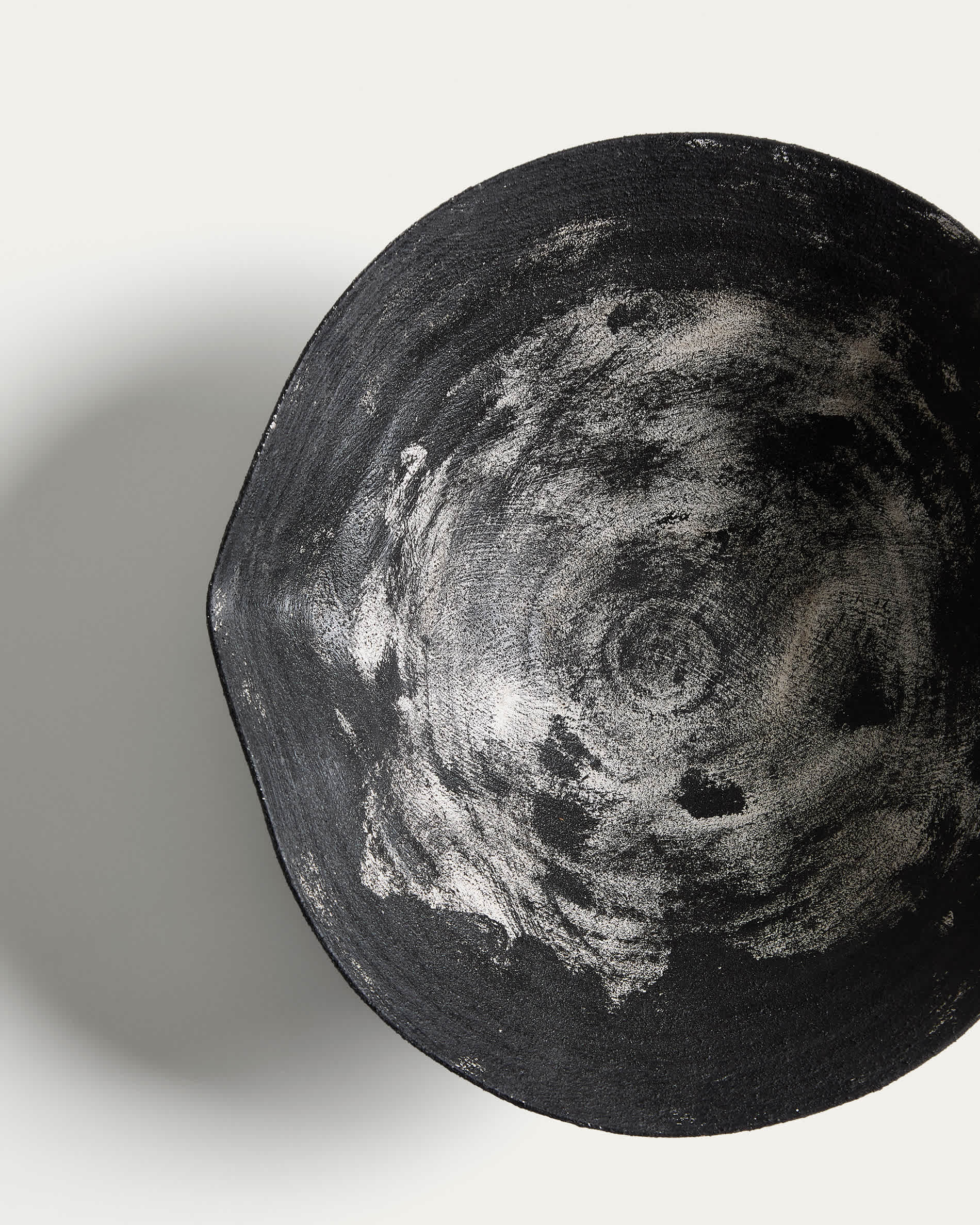 Talua centrepiece in black ceramic 35 x 25cm