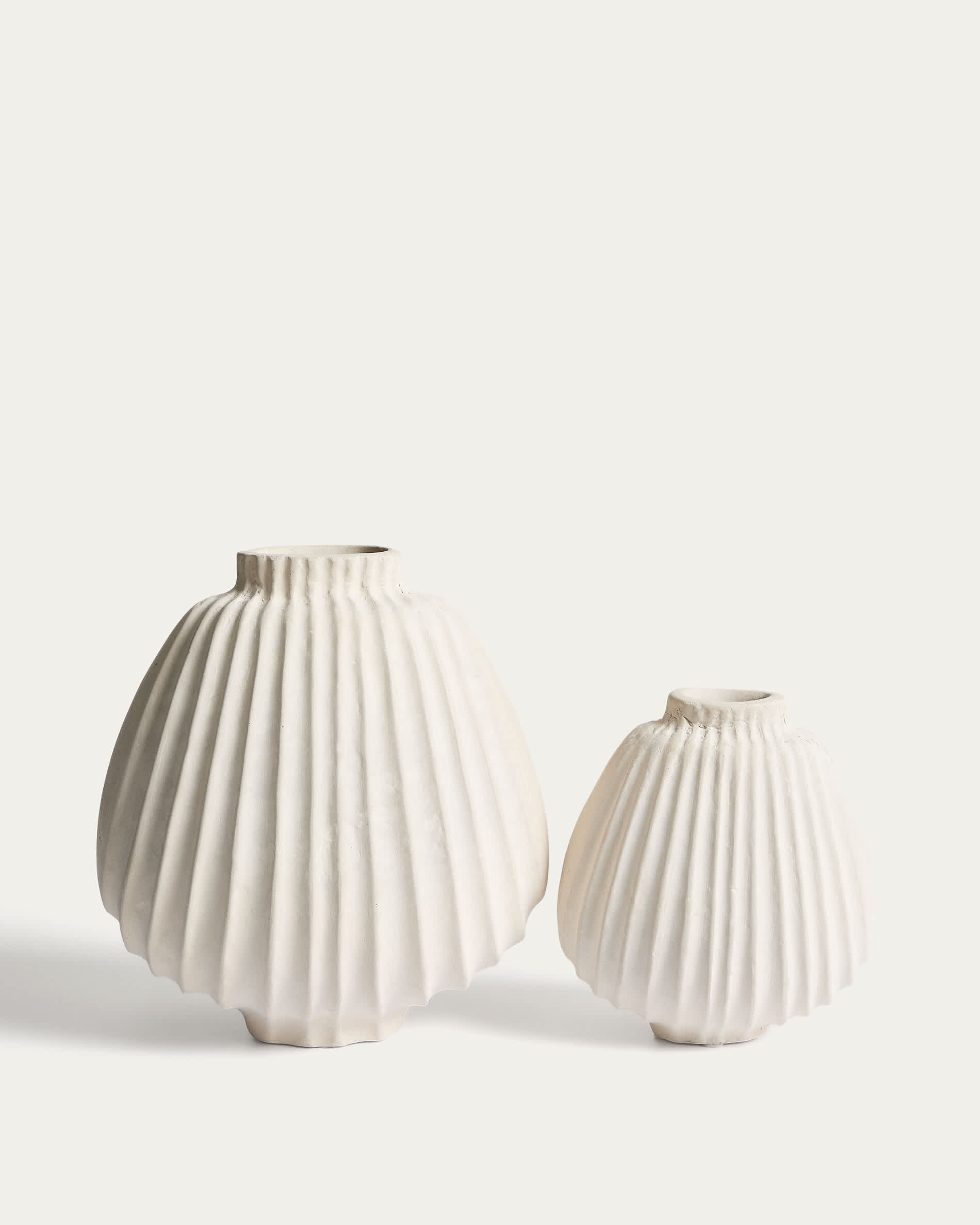 Arisea ecru papier-mâché vase 18 cm