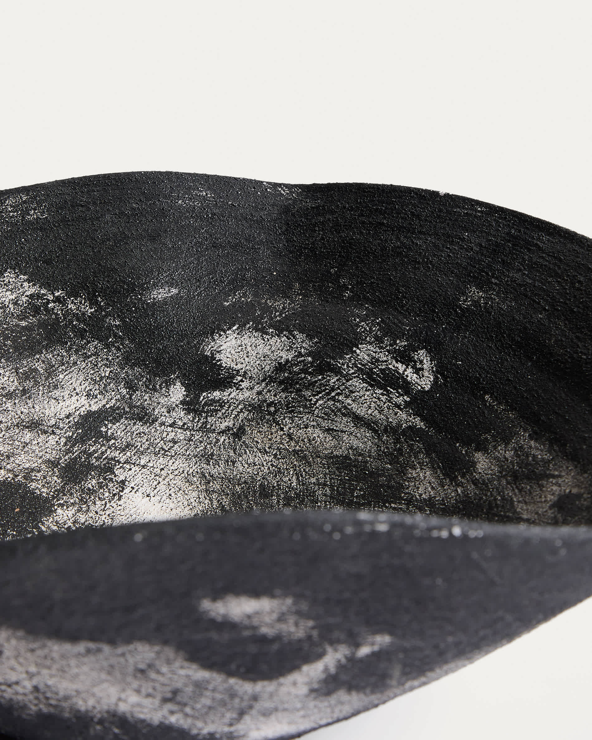 Talua centrepiece in black ceramic 35 x 25cm