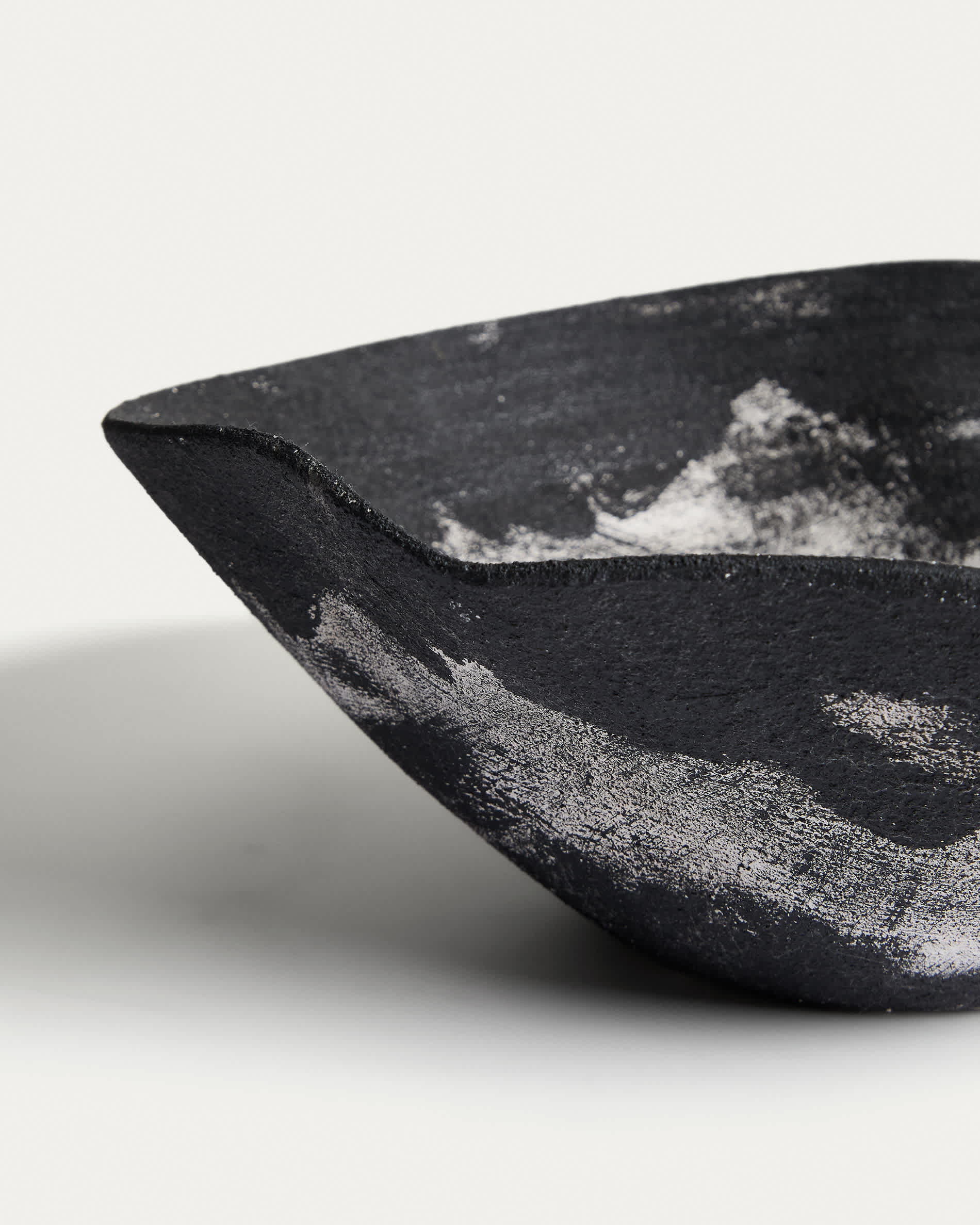 Talua centrepiece in black ceramic 35 x 25cm