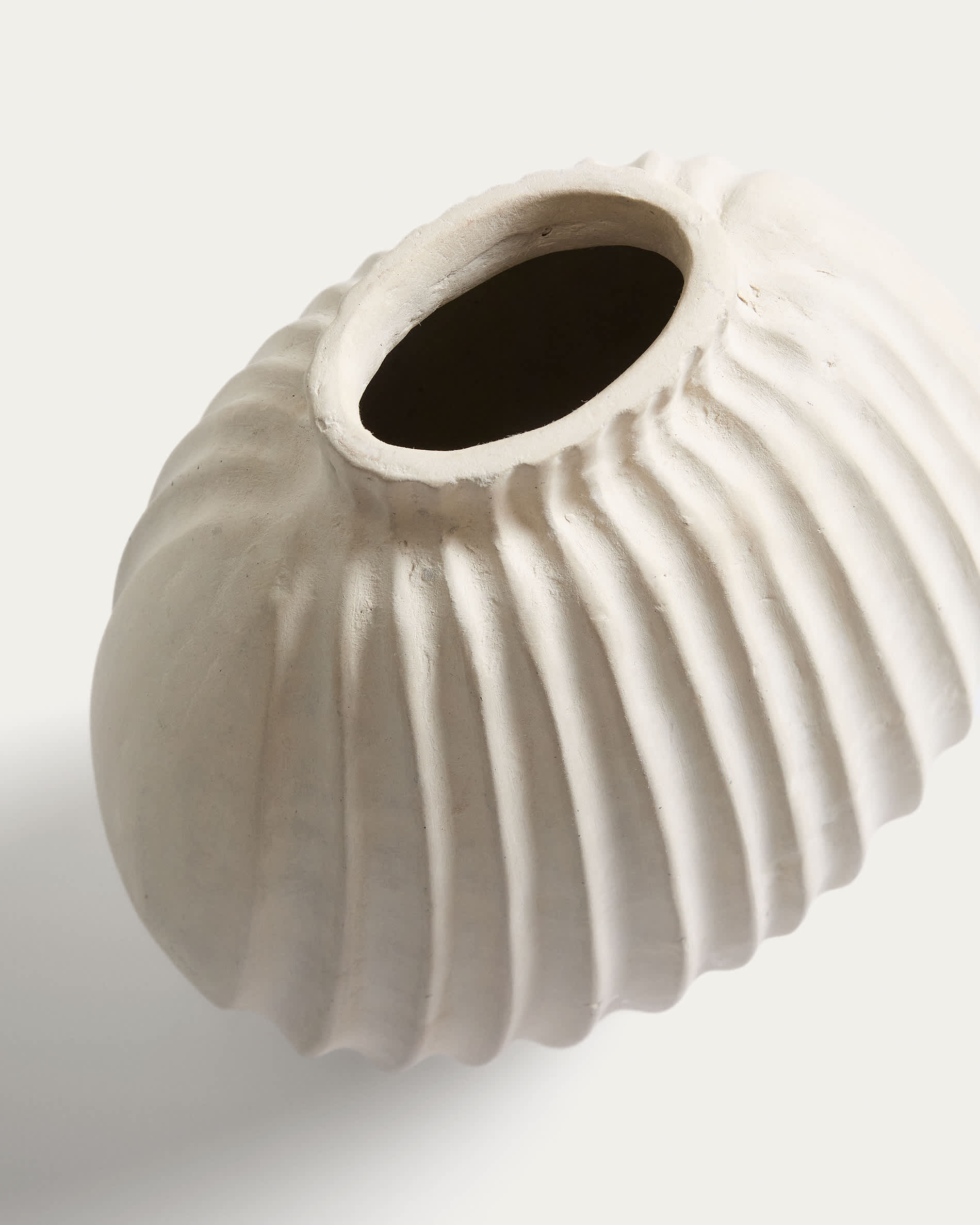 Arisea ecru papier-mâché vase 25 cm