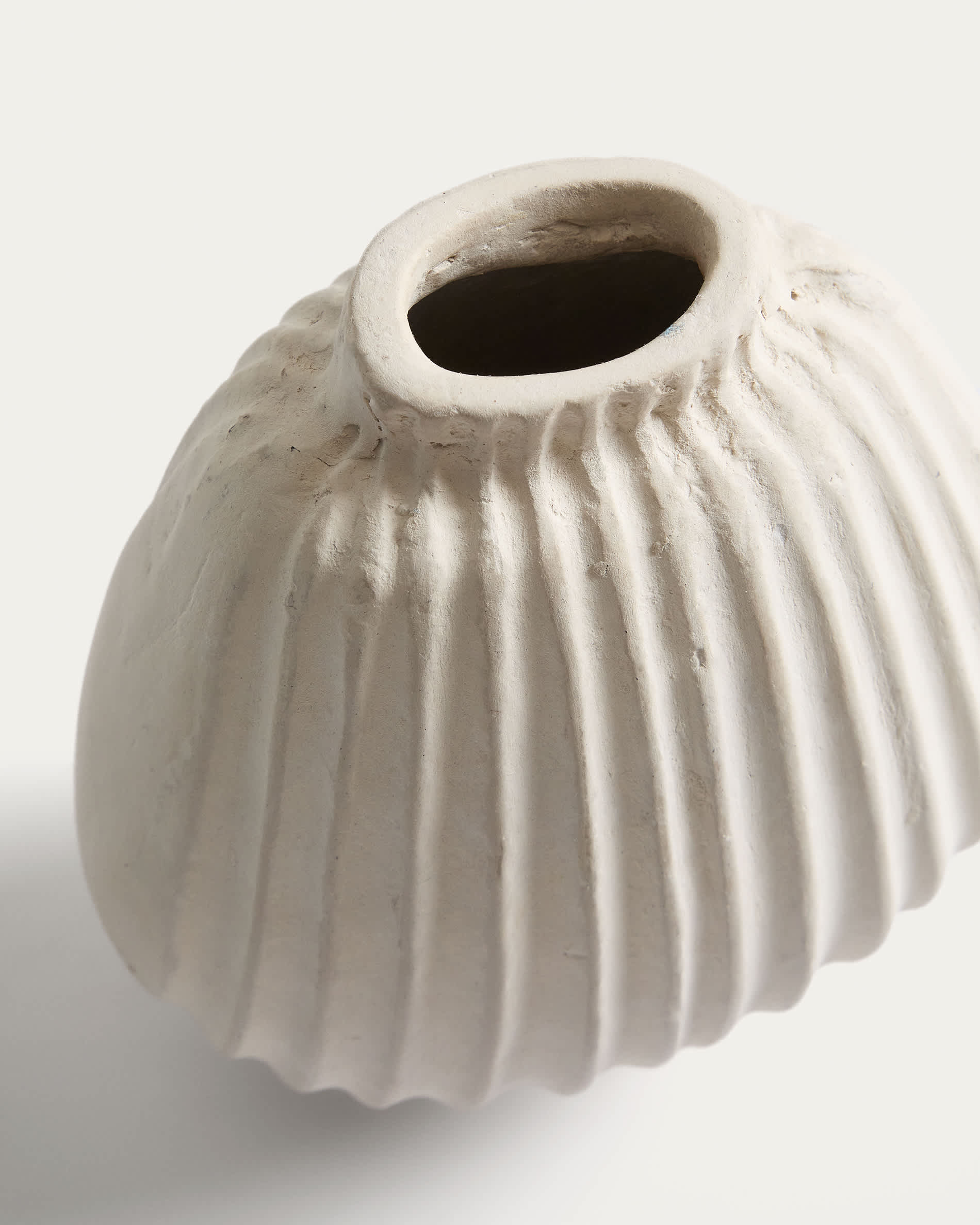 Arisea ecru papier-mâché vase 18 cm