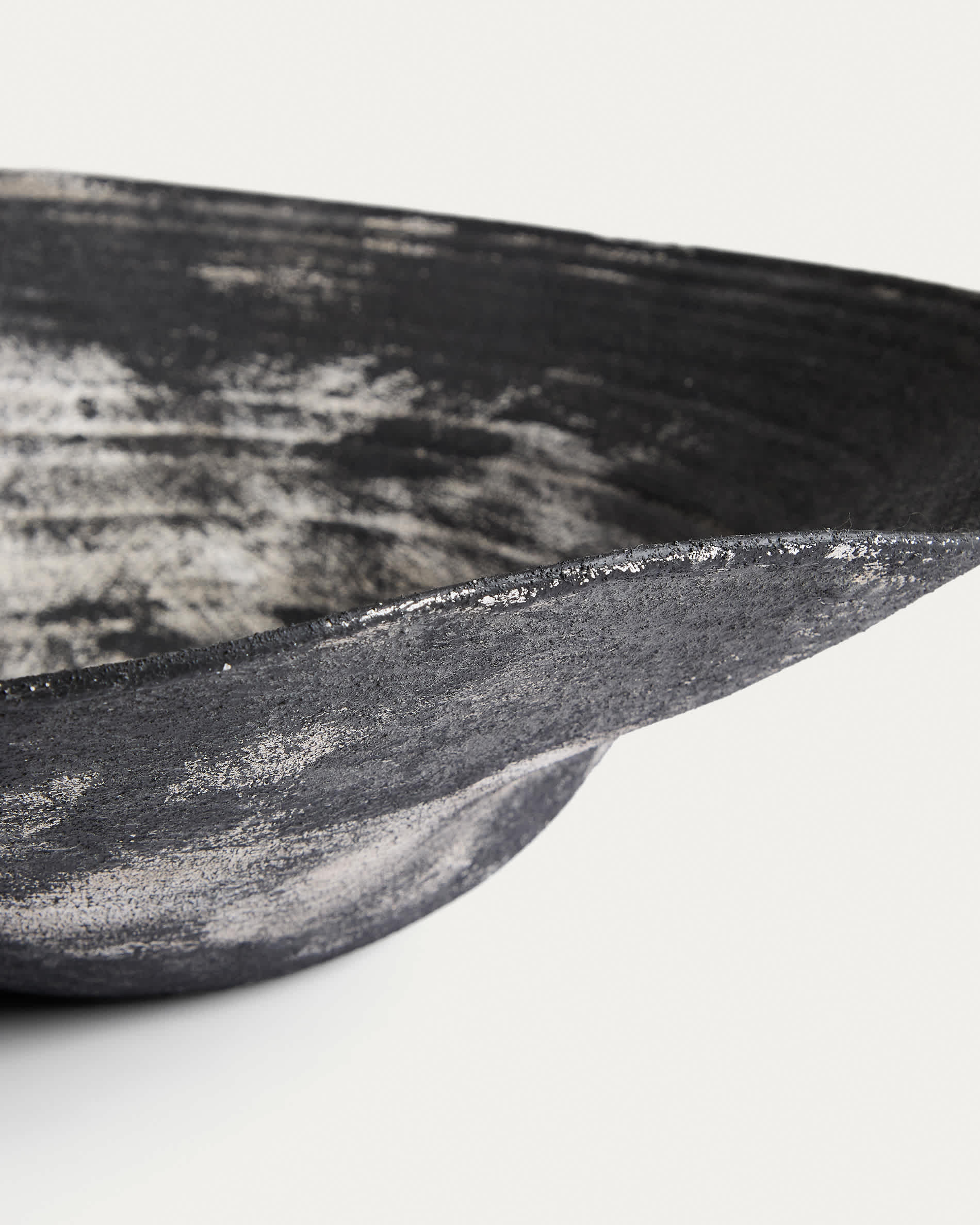 Talua centrepiece in black ceramic 46 x 36cm