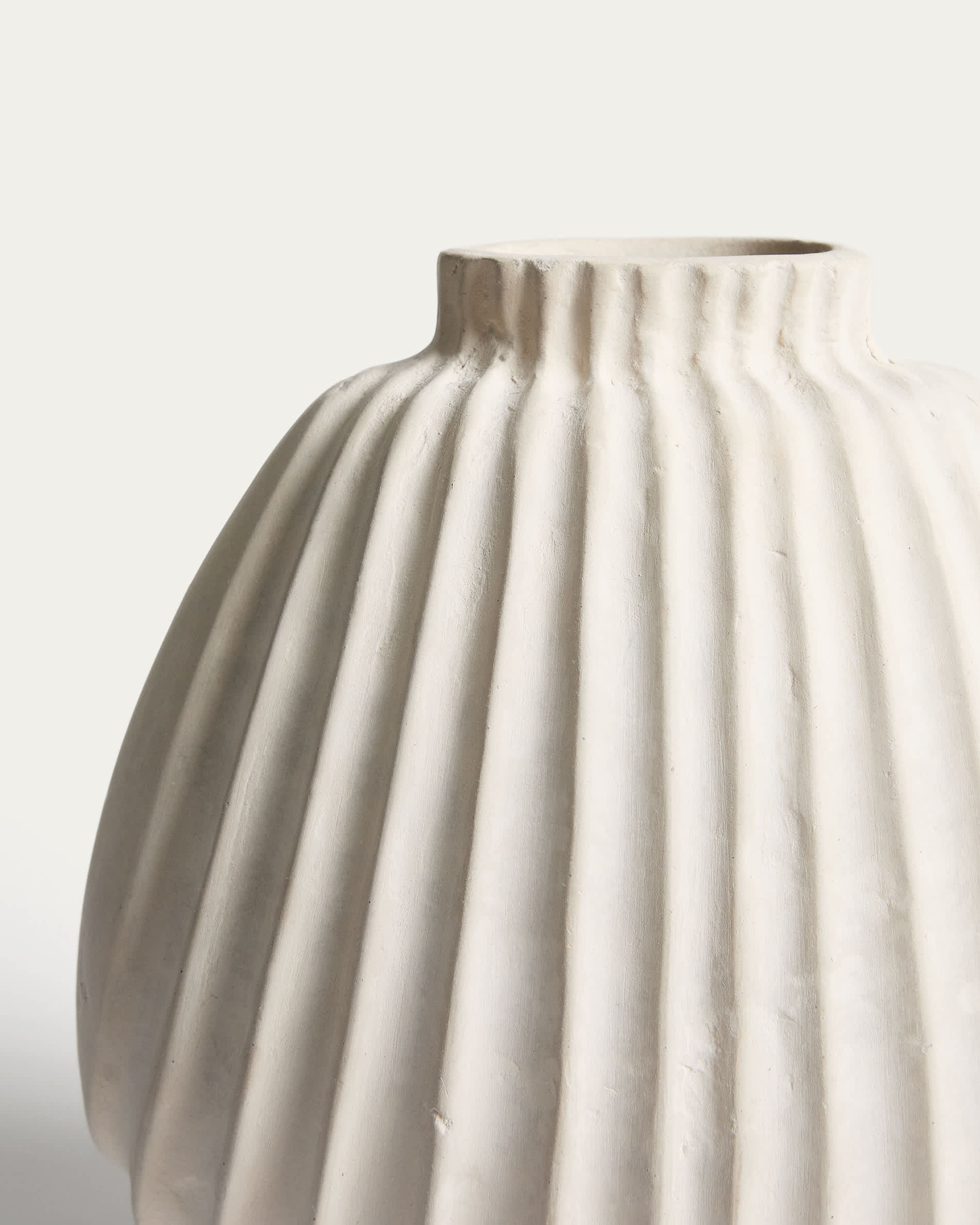 Arisea ecru papier-mâché vase 25 cm
