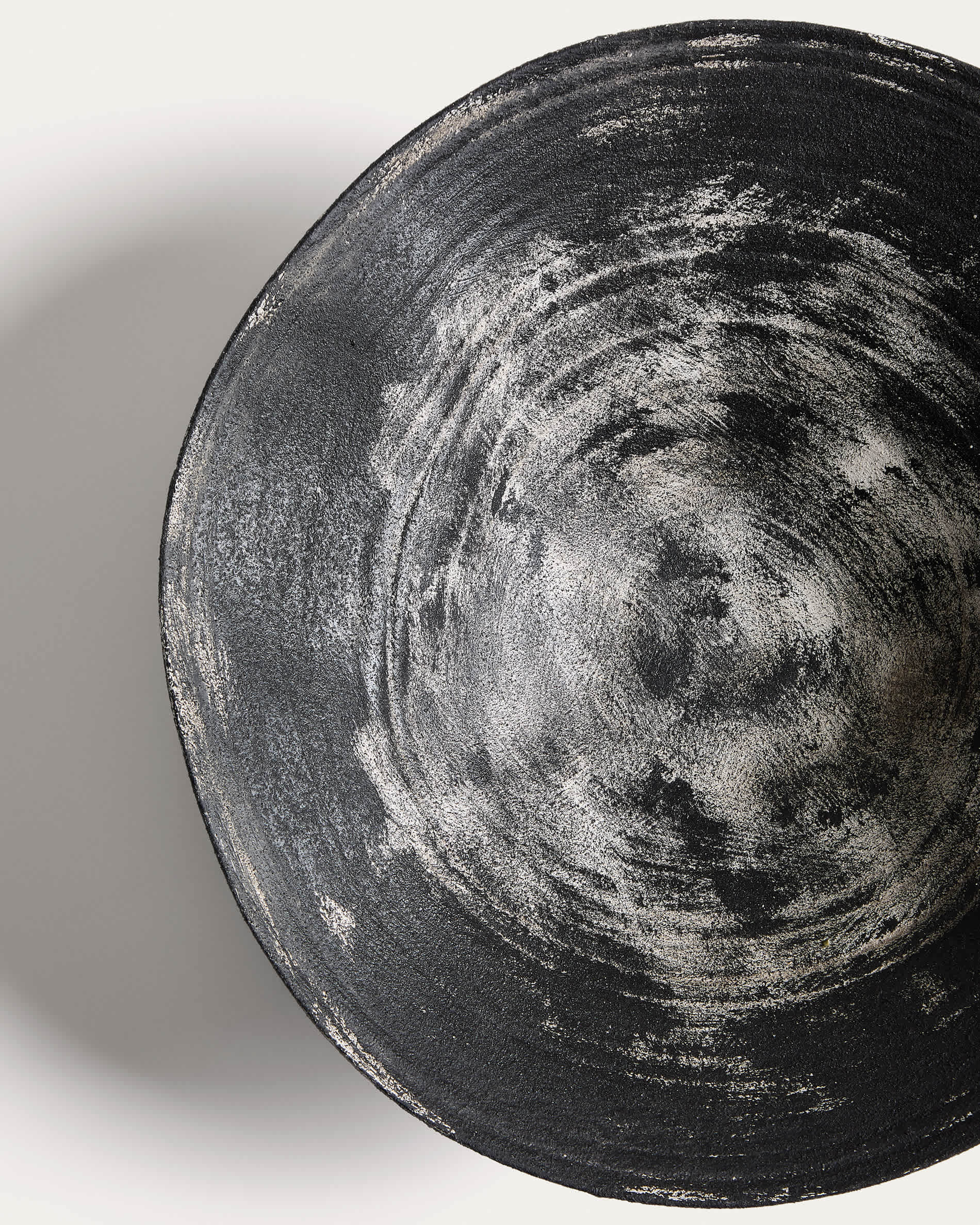 Talua centrepiece in black ceramic 46 x 36cm