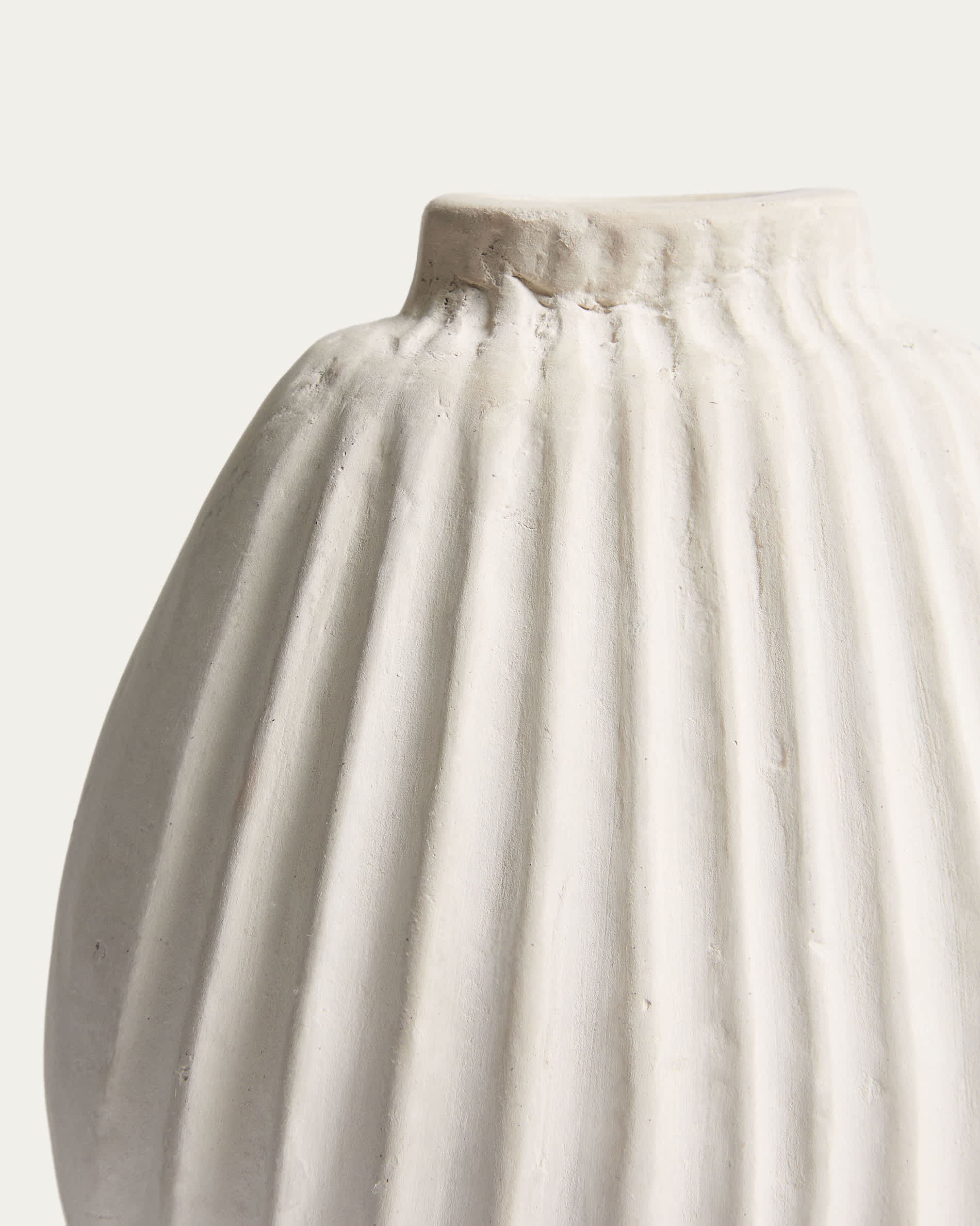 Arisea ecru papier-mâché vase 18 cm