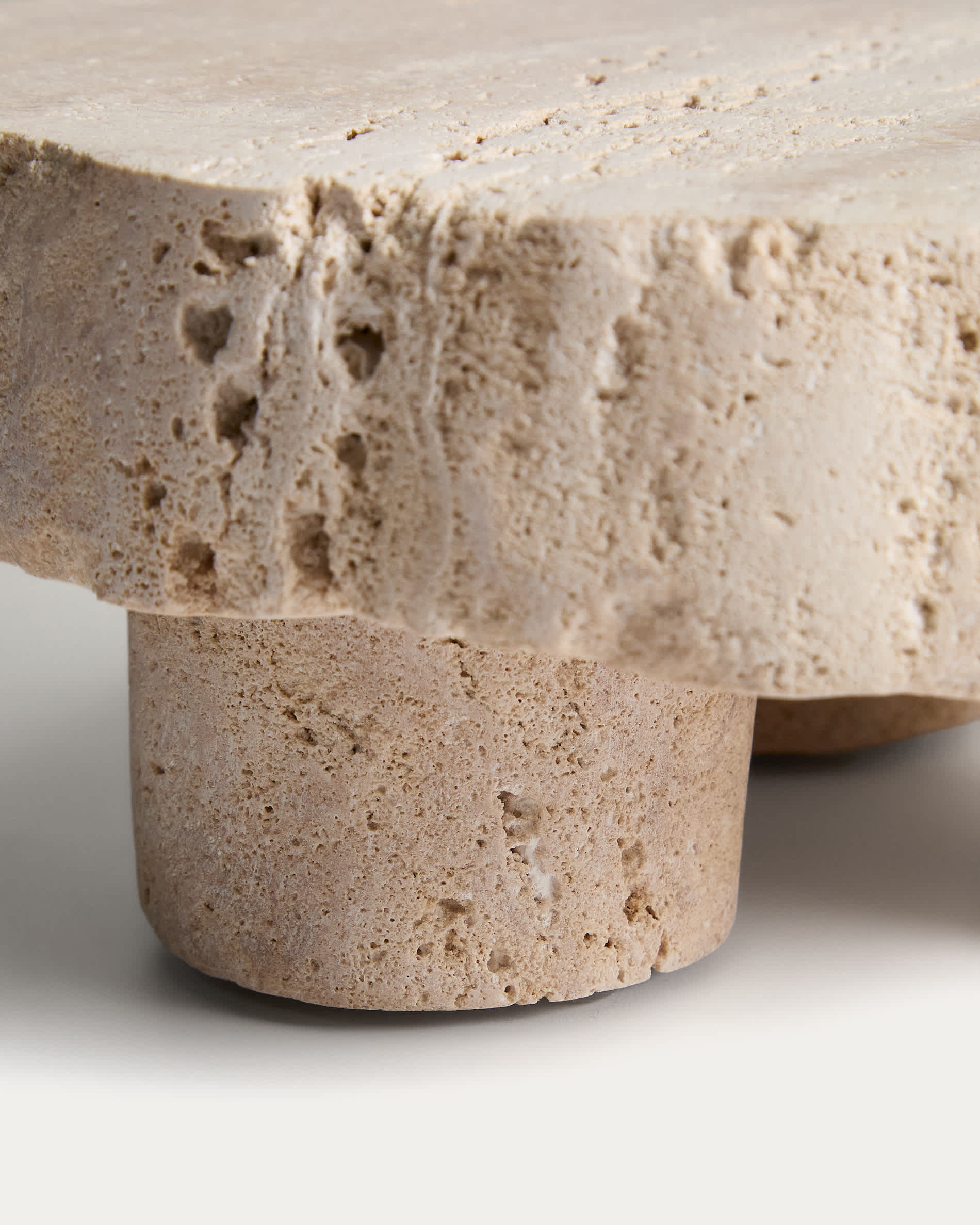 Zuno travertine centrepiece with raw finish Ø 20 cm