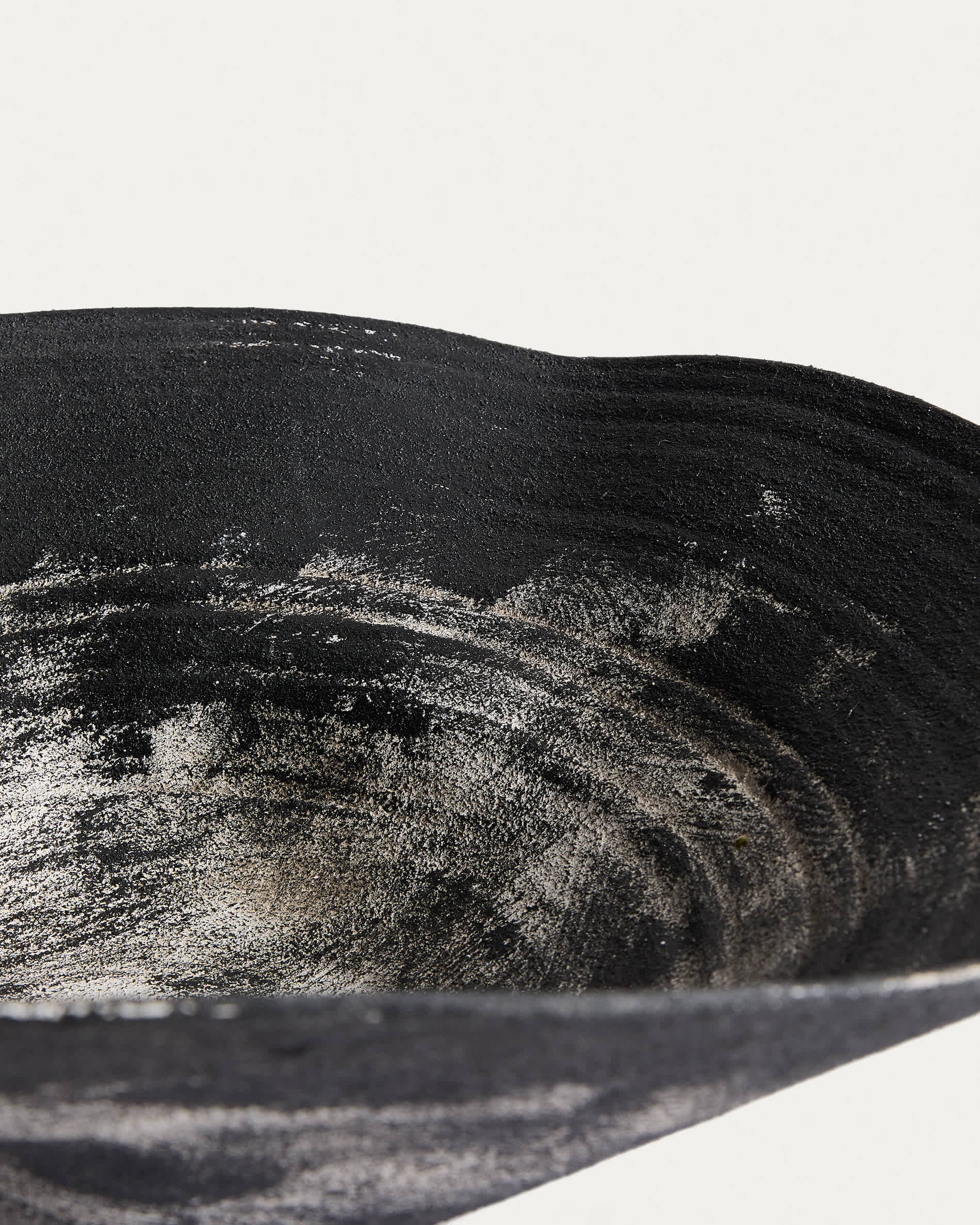 Talua centrepiece in black ceramic 46 x 36cm