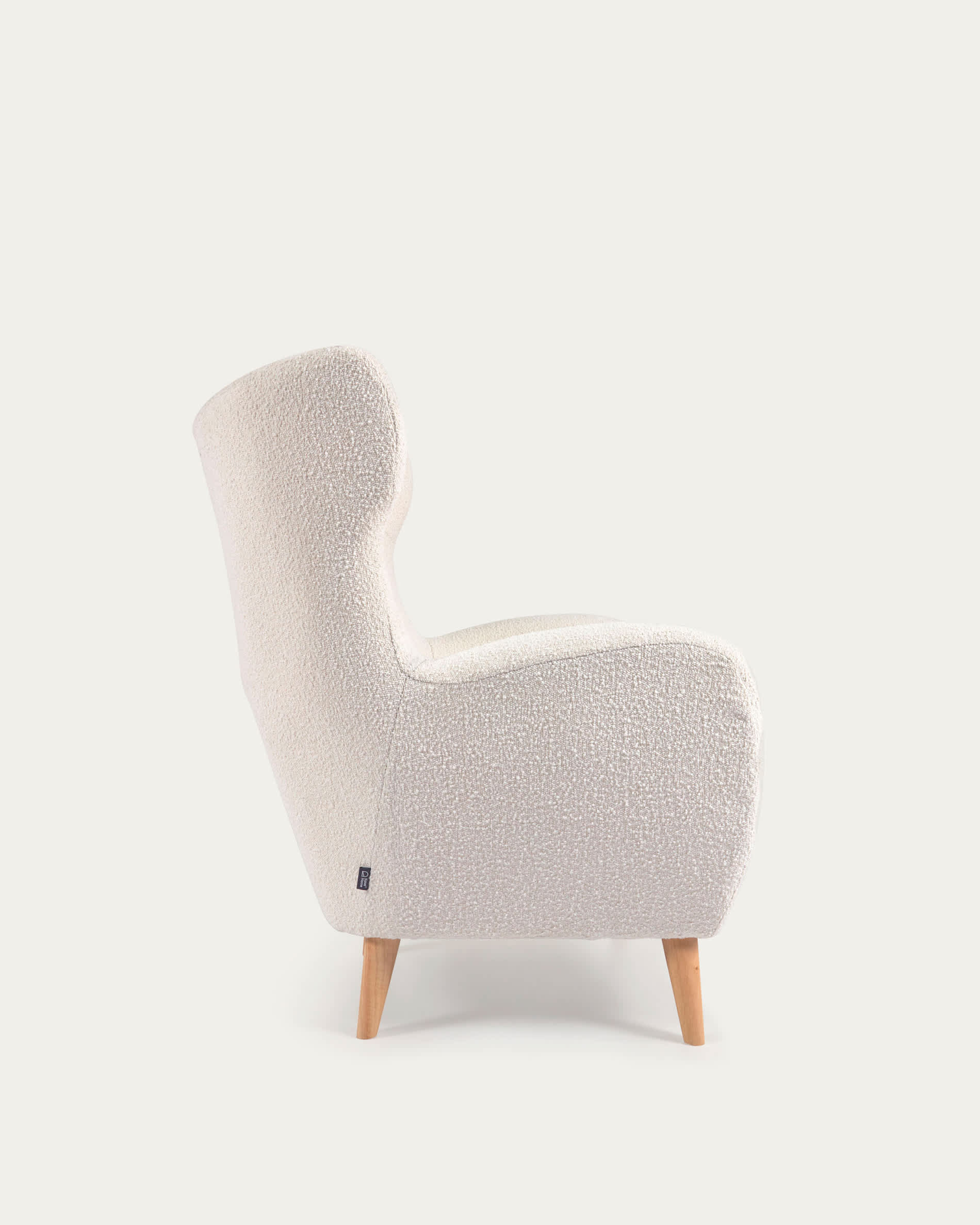 Patio armchair in white bouclé with solid, beech wood legs FSC Mix Credit