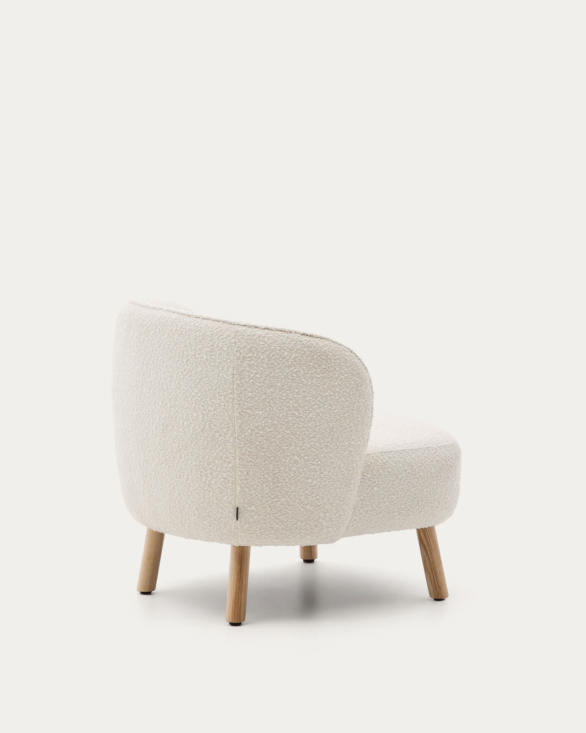 Ulit armchair in white bouclé with solid ash wood legs in a natural finish