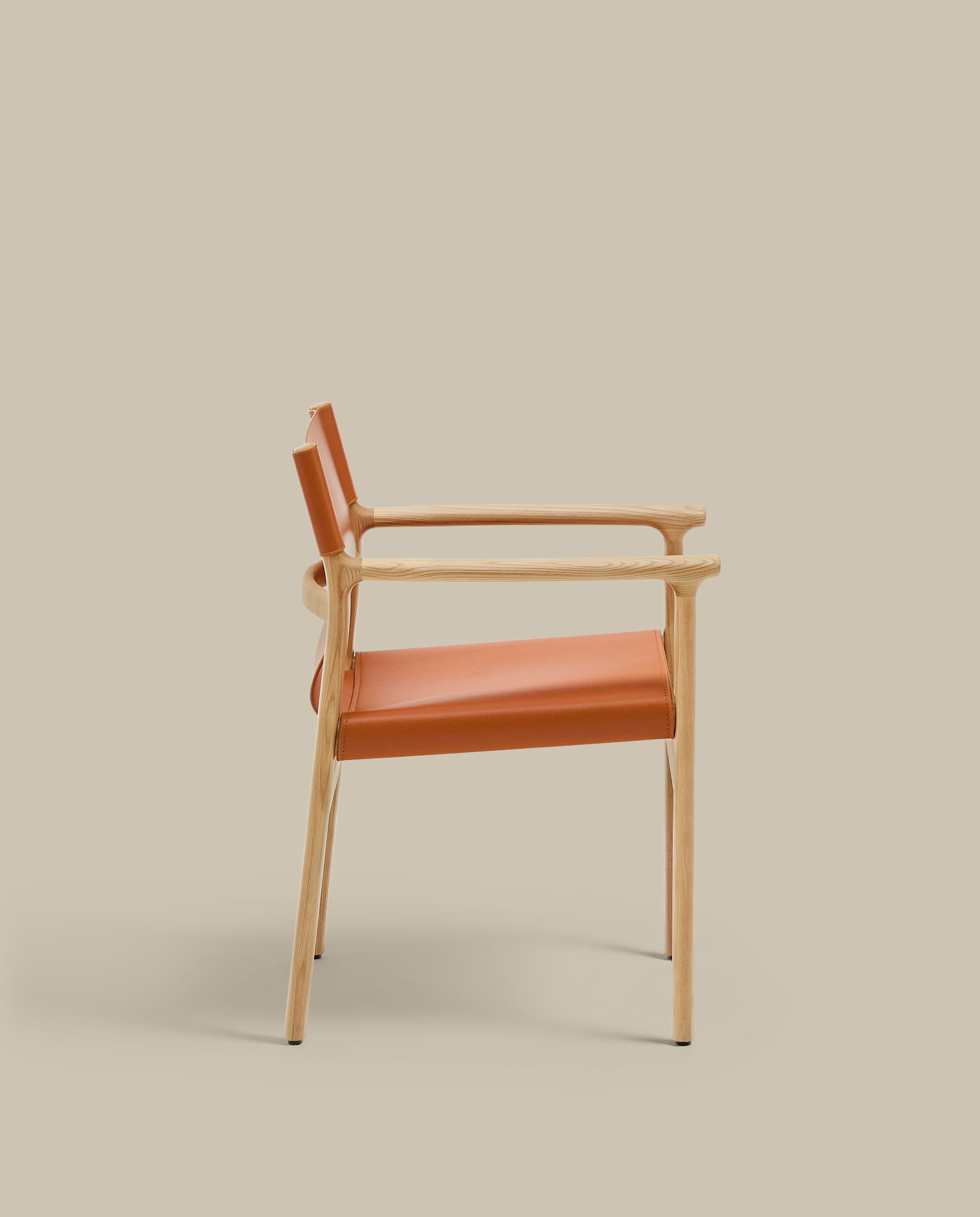 Jan chair made of light brown recycled leather fibres and FSC 100% solid ash wood with natural tone finish