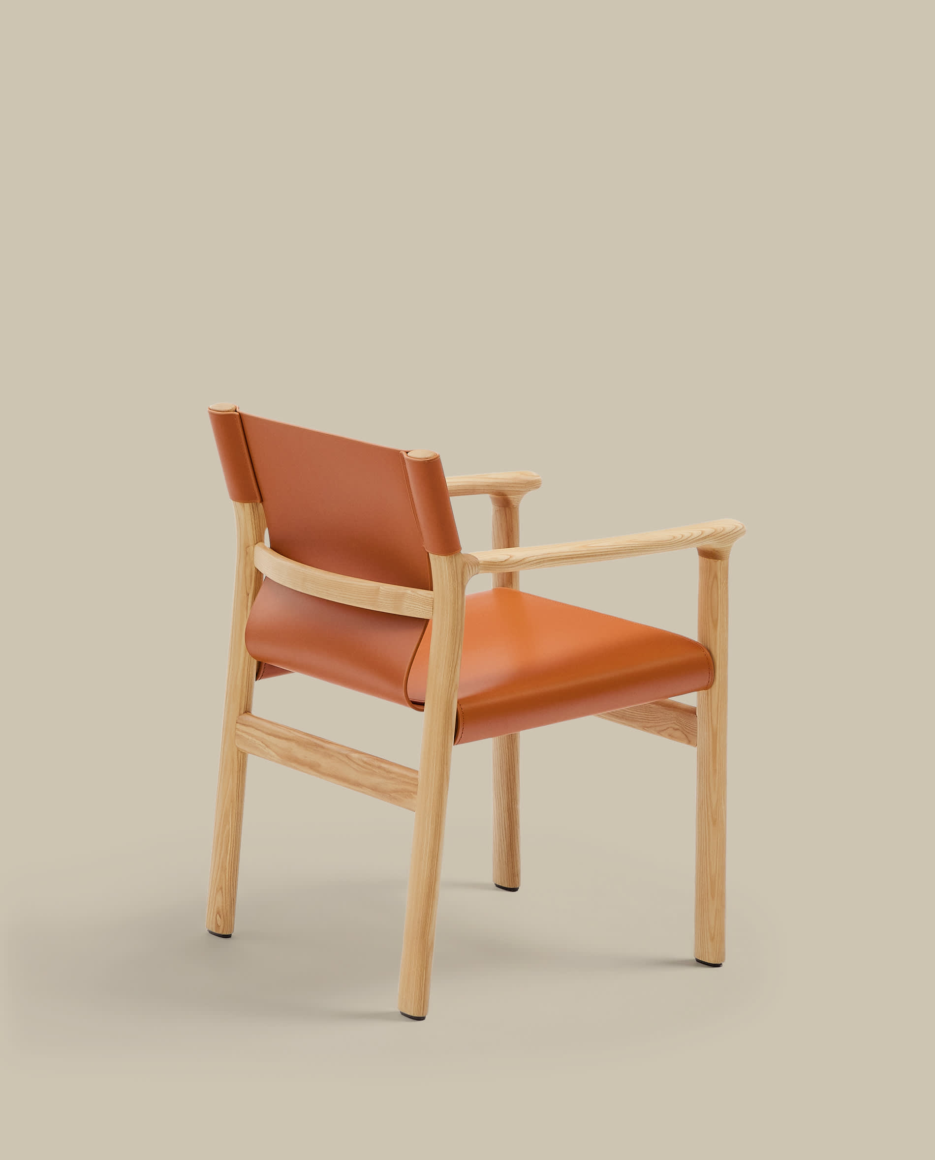 Jan chair made of light brown recycled leather fibres and FSC 100% solid ash wood with natural tone finish